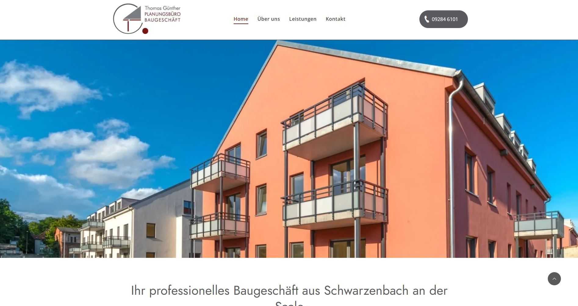 Gebäude mit Balkonen vor blauem Himmel; Website-Header oben.