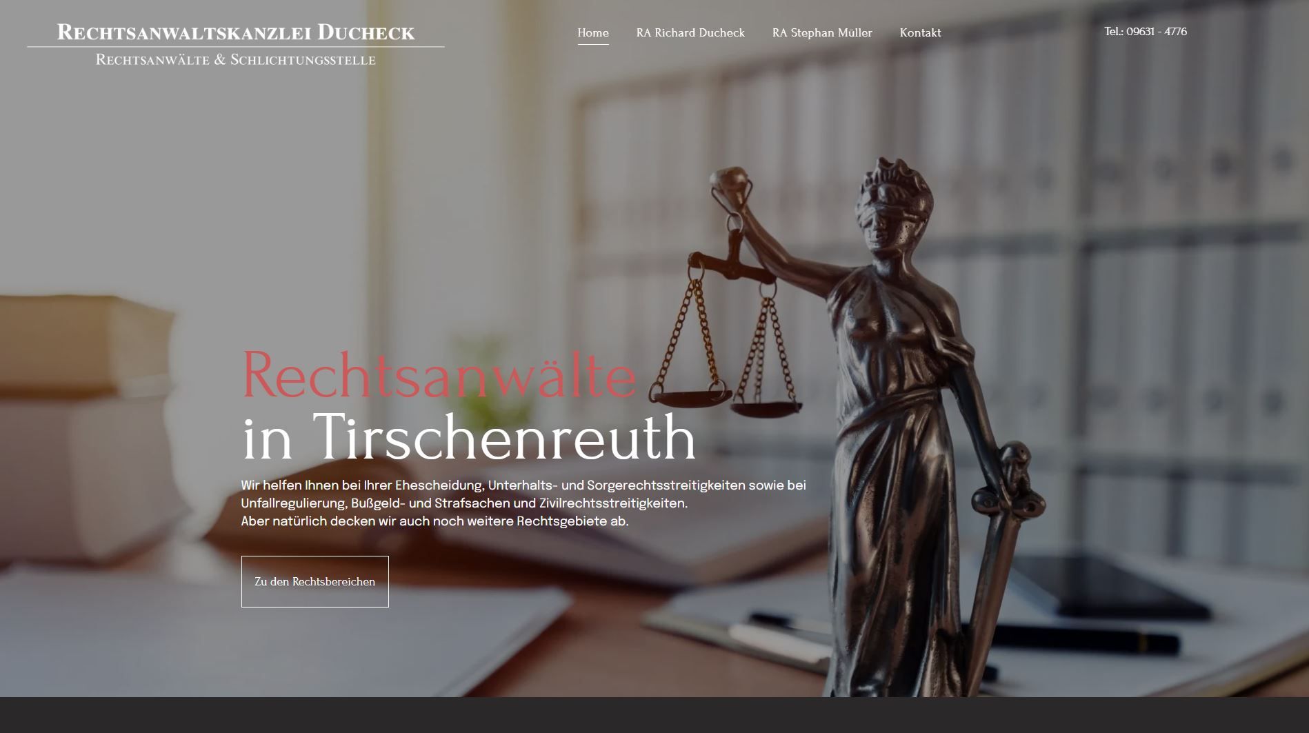 Statue der Justitia mit Waage in Tirschenreuth, Website der Rechtsanwaltskanzlei.