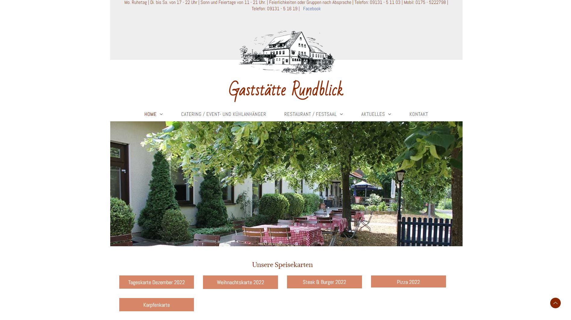 Restaurant im Freien mit Tischen, Bäumen und dem Logo des Restaurants.