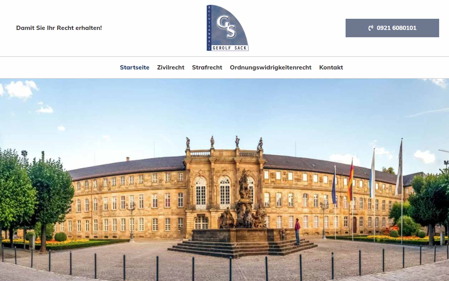 Großer Barockbau mit Brunnen davor, darüber Logo der „GS“.