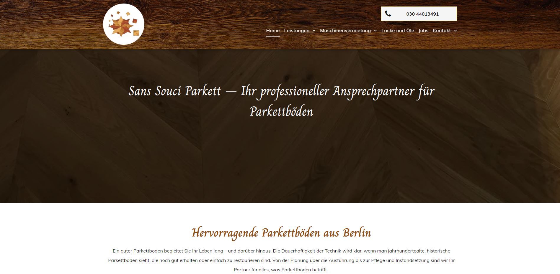 Website-Header mit Logo, Text und braunem Holzhintergrund.