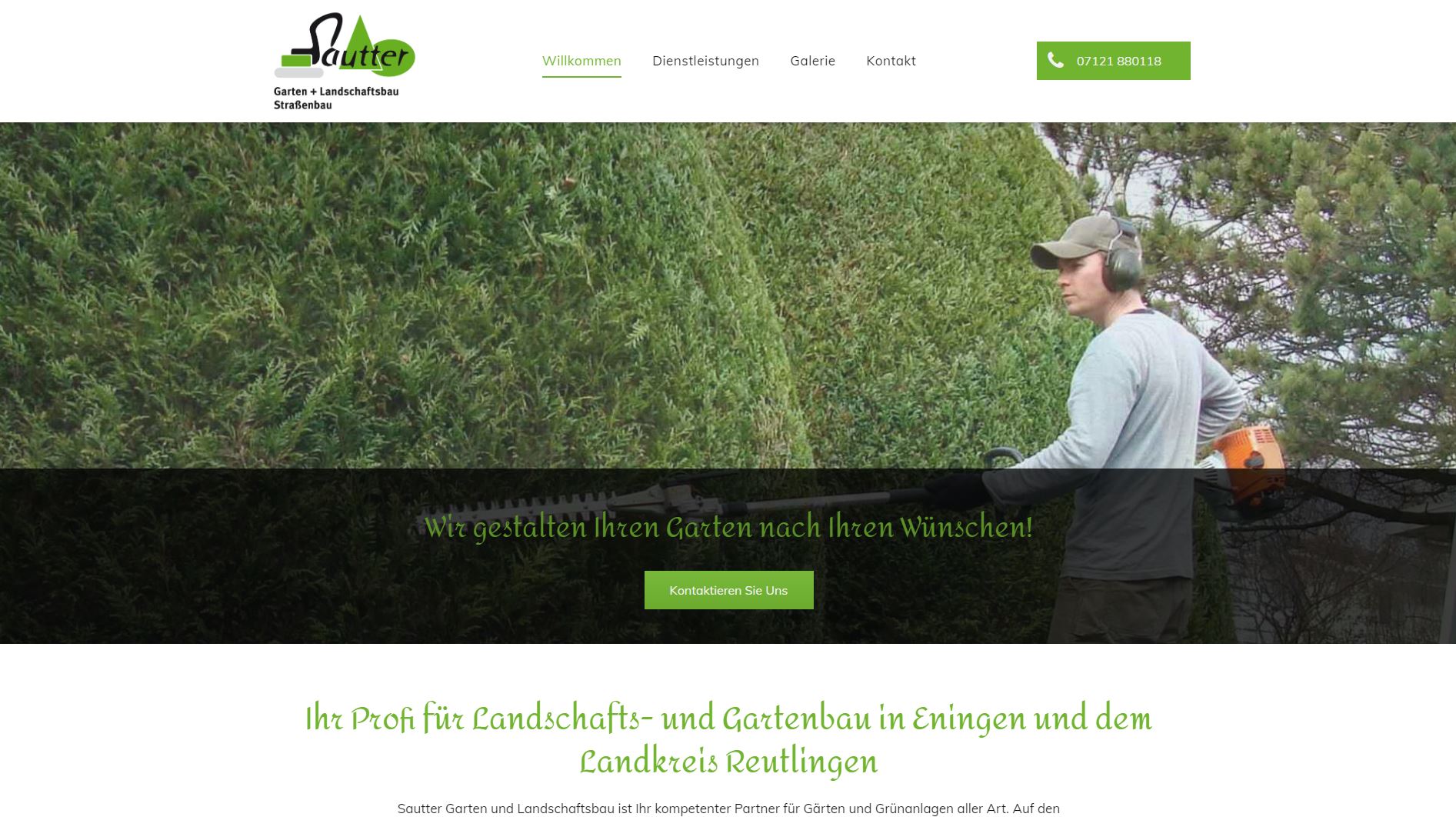 Mann schneidet eine Hecke mit einem Werkzeug; Website-Header mit grünem Farbschema.