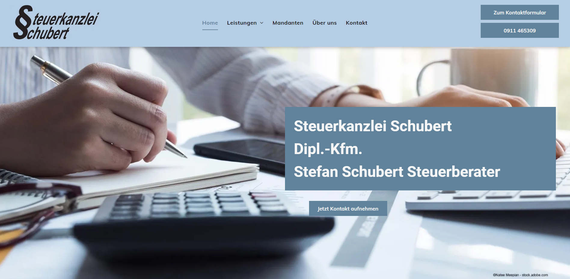 Website der Steuerkanzlei Schubert: Handschrift auf einem Notizblock, Taschenrechner und Kaffeetasse auf dem Tisch.