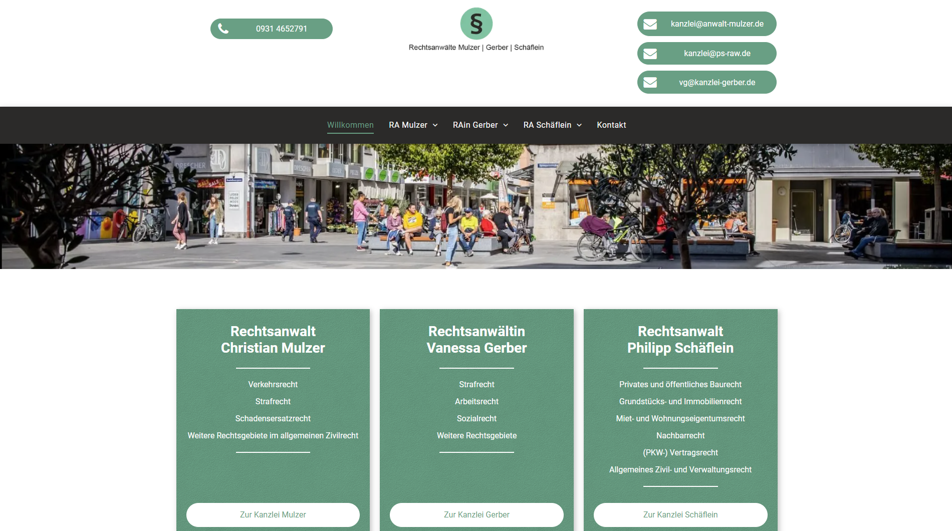 Website mit drei grünen Informationsfeldern, Hintergrund: Stadtszene.