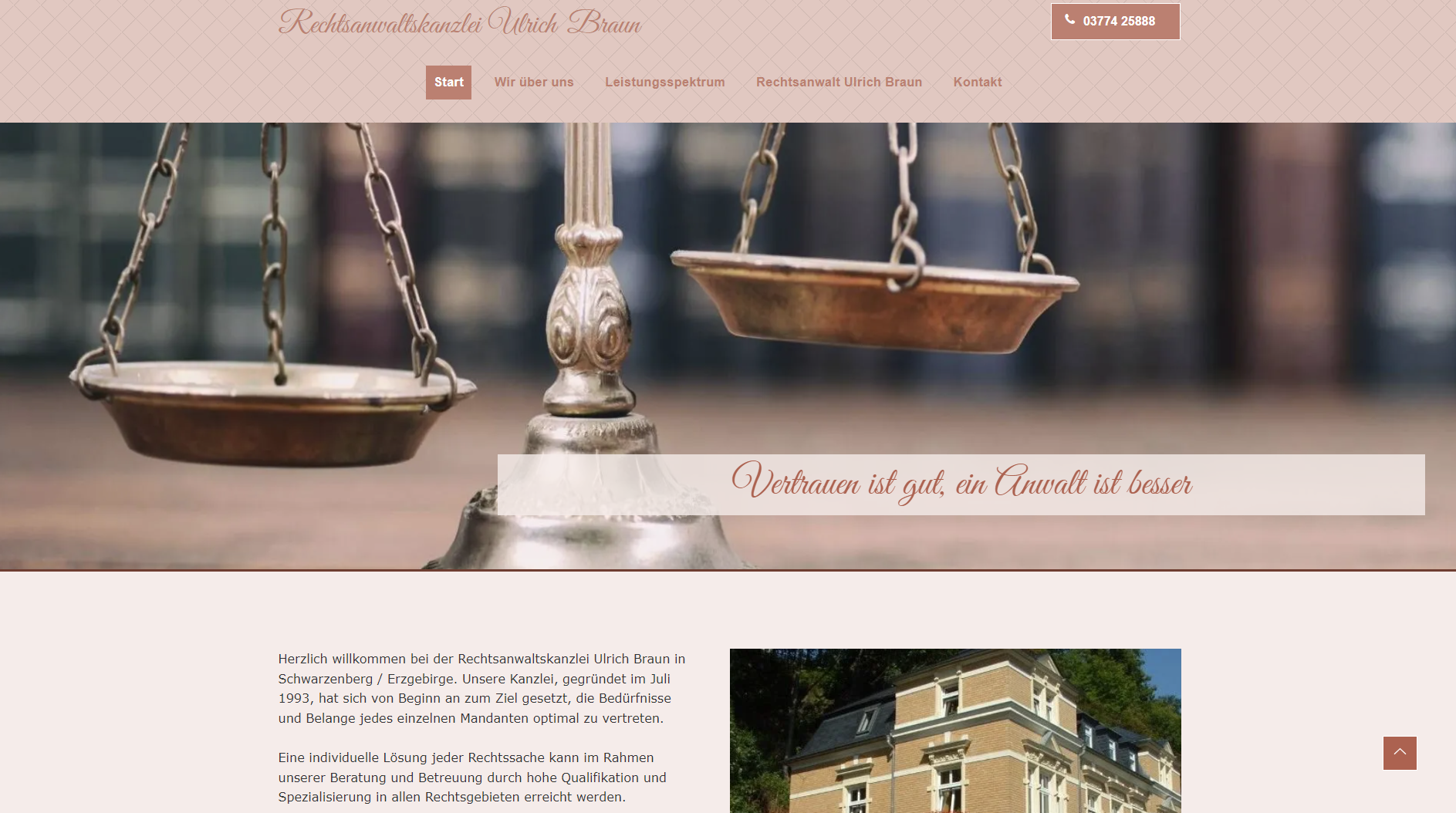 Homepage der Website mit einer Waage der Gerechtigkeit, mit einem Gebäude und einer Textüberlagerung.