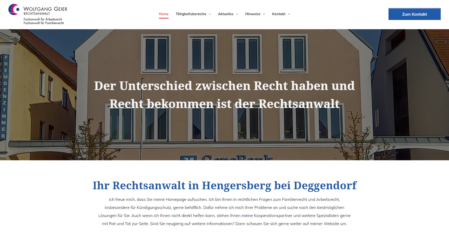 Website-Banner mit einem Gebäudehintergrund und dem Text: „Den Unterschied zwischen Recht haben und Recht bekommen macht der Anwalt.“
