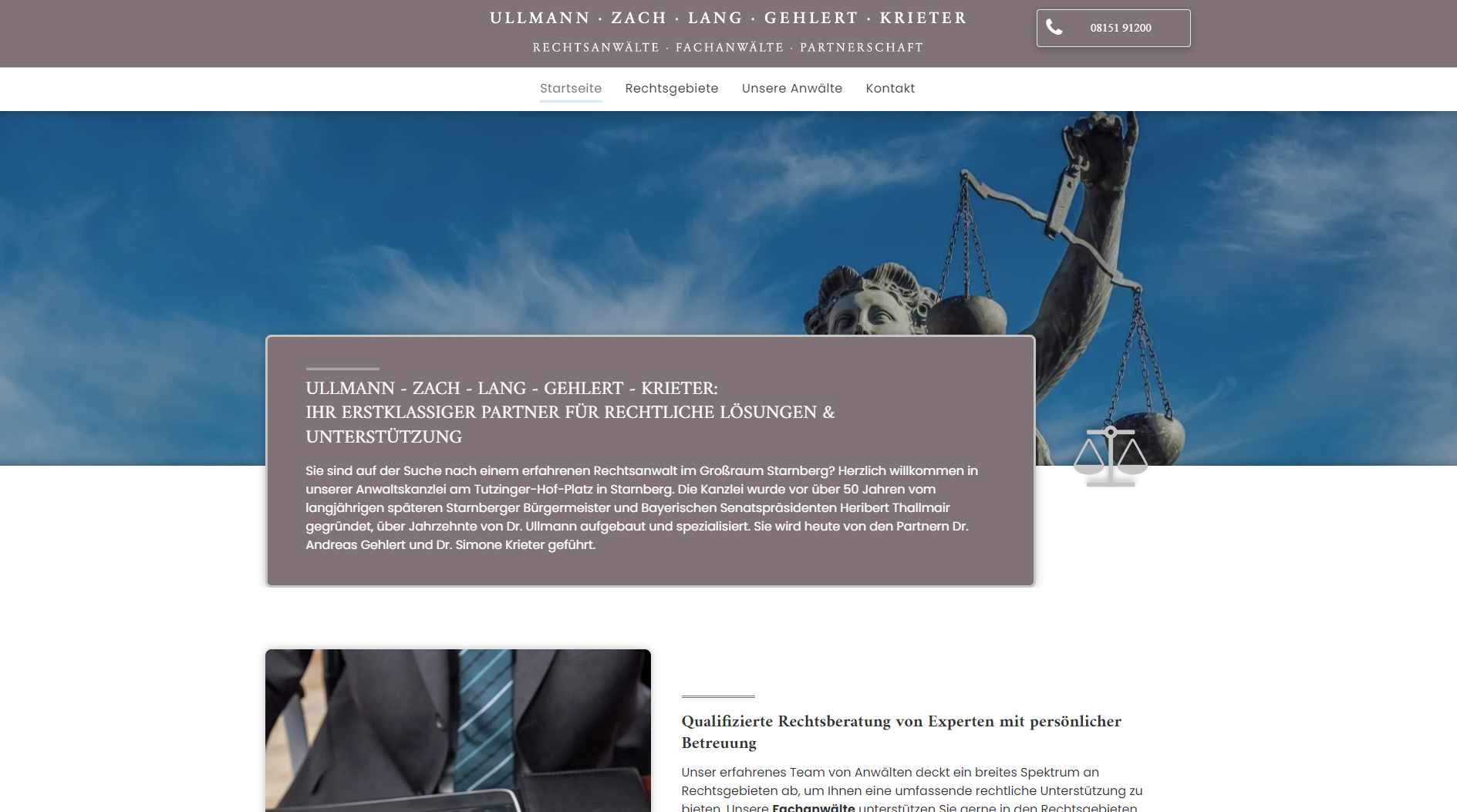 Homepage der Website mit einer Statue der Gerechtigkeit, einem grauen Textfeld und einer Person im Anzug.
