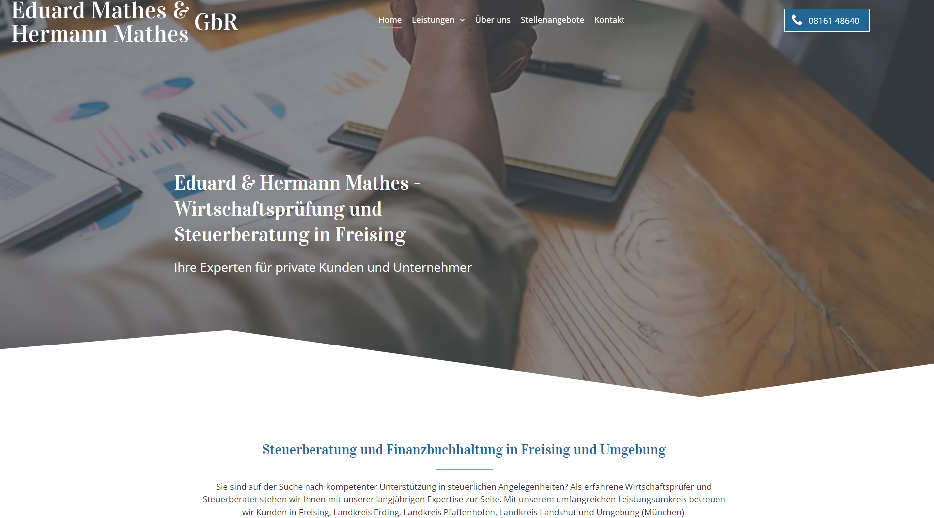 Website-Banner mit überreichten Dokumenten, die für Steuer- und Finanzdienstleistungen werben.