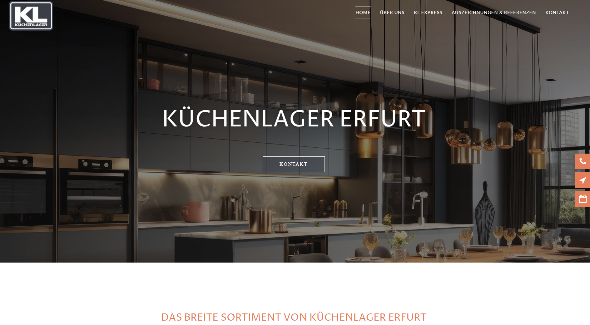 Moderner Küchenausstellungsraum mit dunklen Schränken und goldenen Akzenten.