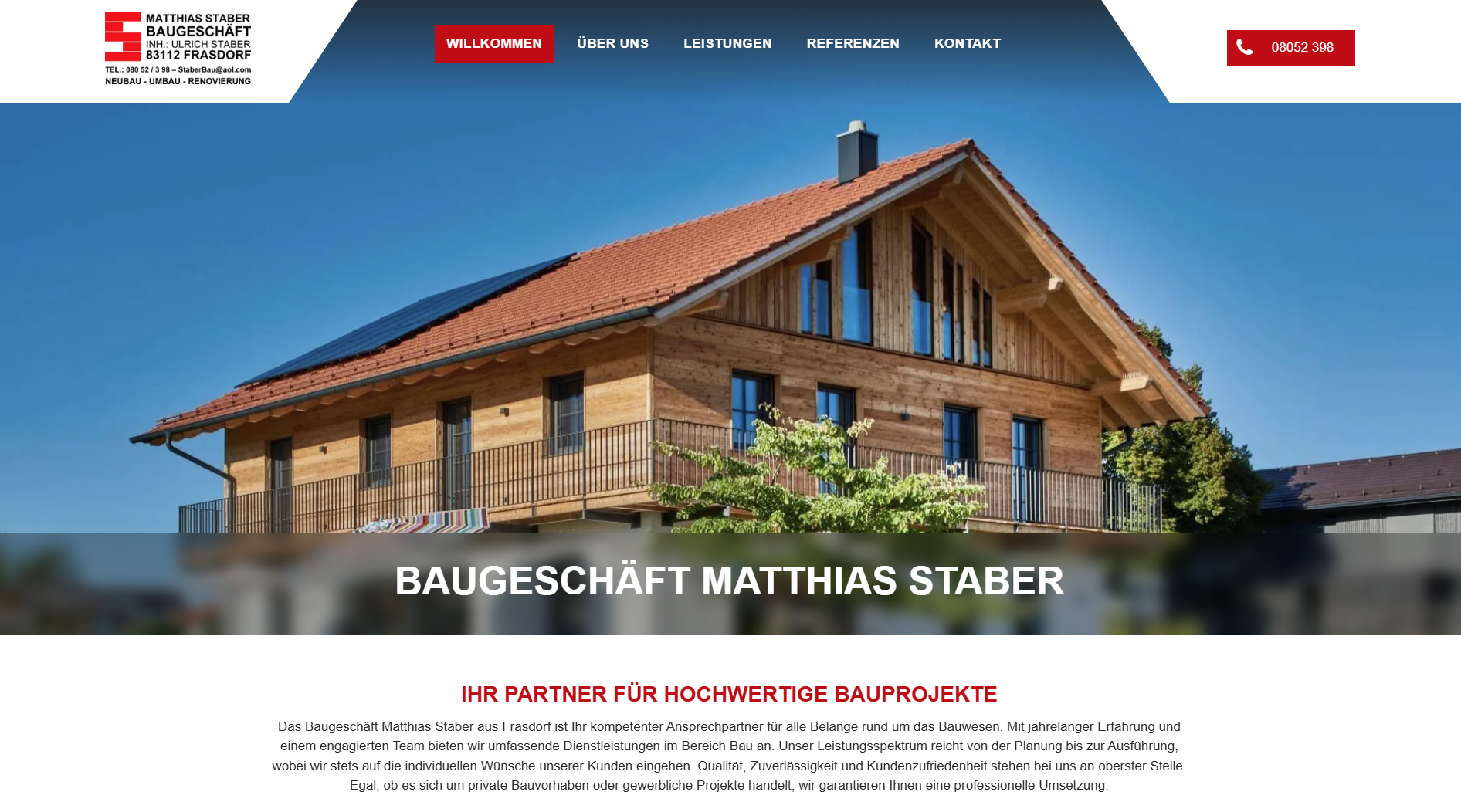 Website von Baugeschäft Matthias Staber, ein Holzhaus mit rotem Dach vor blauem Himmel.