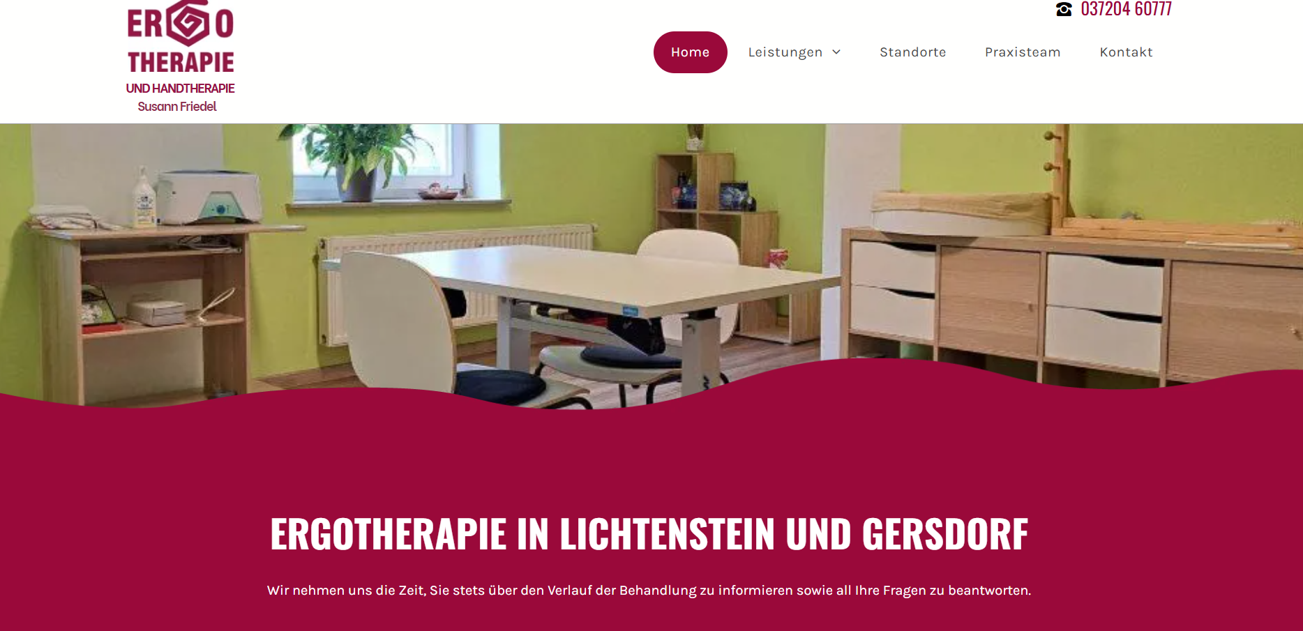 Homepage der Website für Ergotherapie in Liechtenstein und Gersdorf, mit einem burgunderfarbenen Banner und einem Therapieraum im Hintergrund.