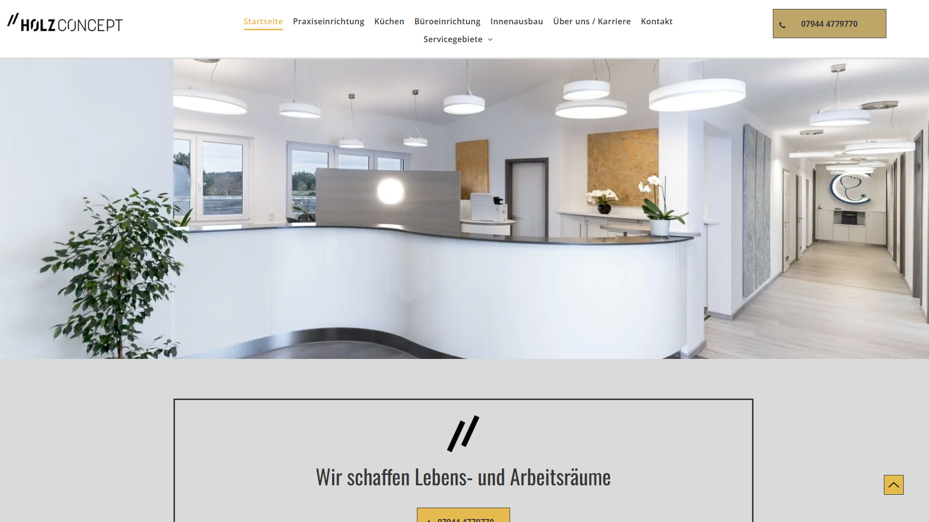 Moderner Büroempfangsbereich mit geschwungenem weißen Schreibtisch, Zimmerpflanzen und Flur.