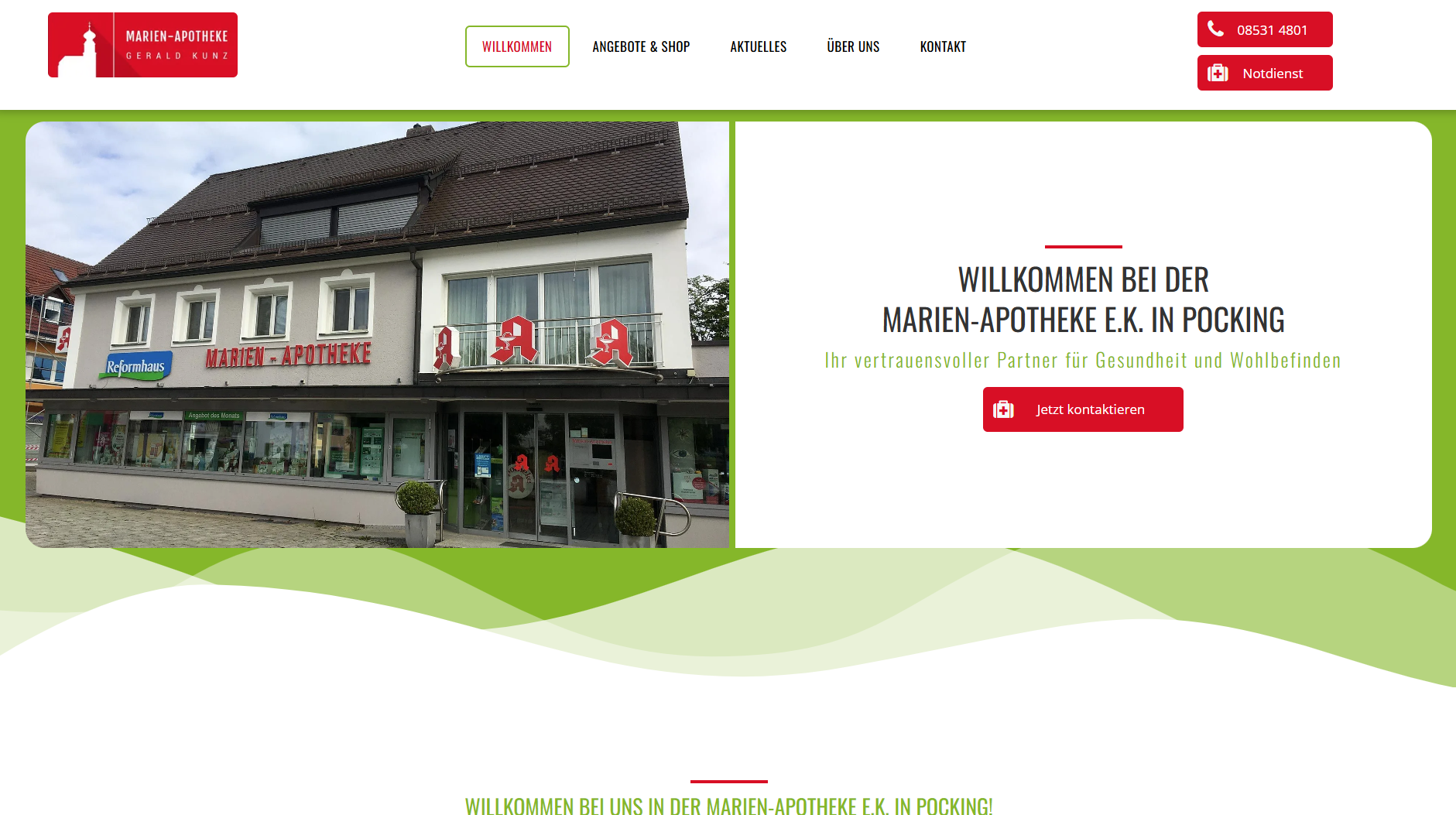 Außenansicht des Apothekengebäudes mit grünen und weißen Akzenten; Homepage der Website.