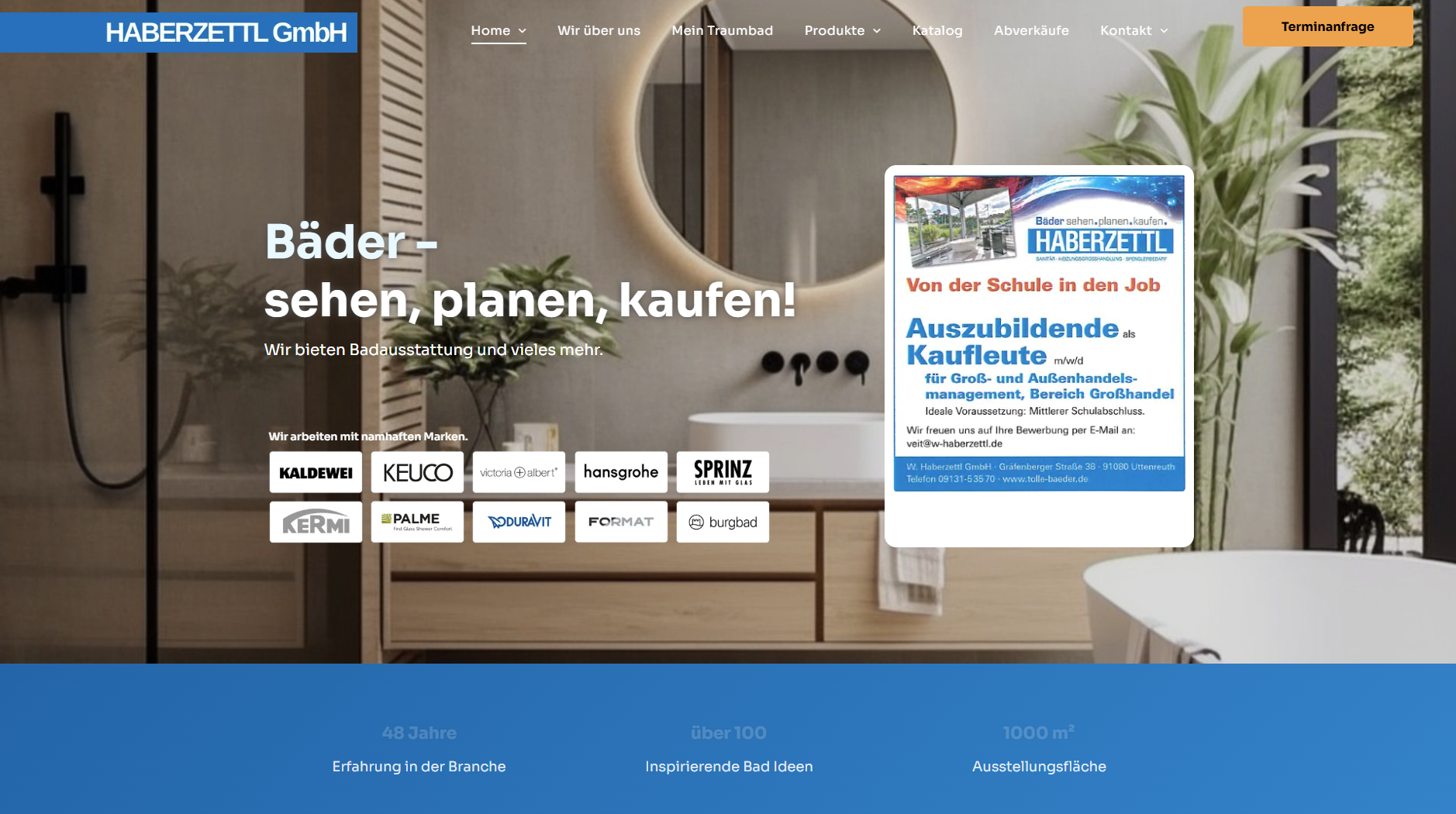 Homepage einer Website mit Angeboten für Badezimmerdesign. Enthält Text, Produktlogos und eine Badezimmereinrichtung.