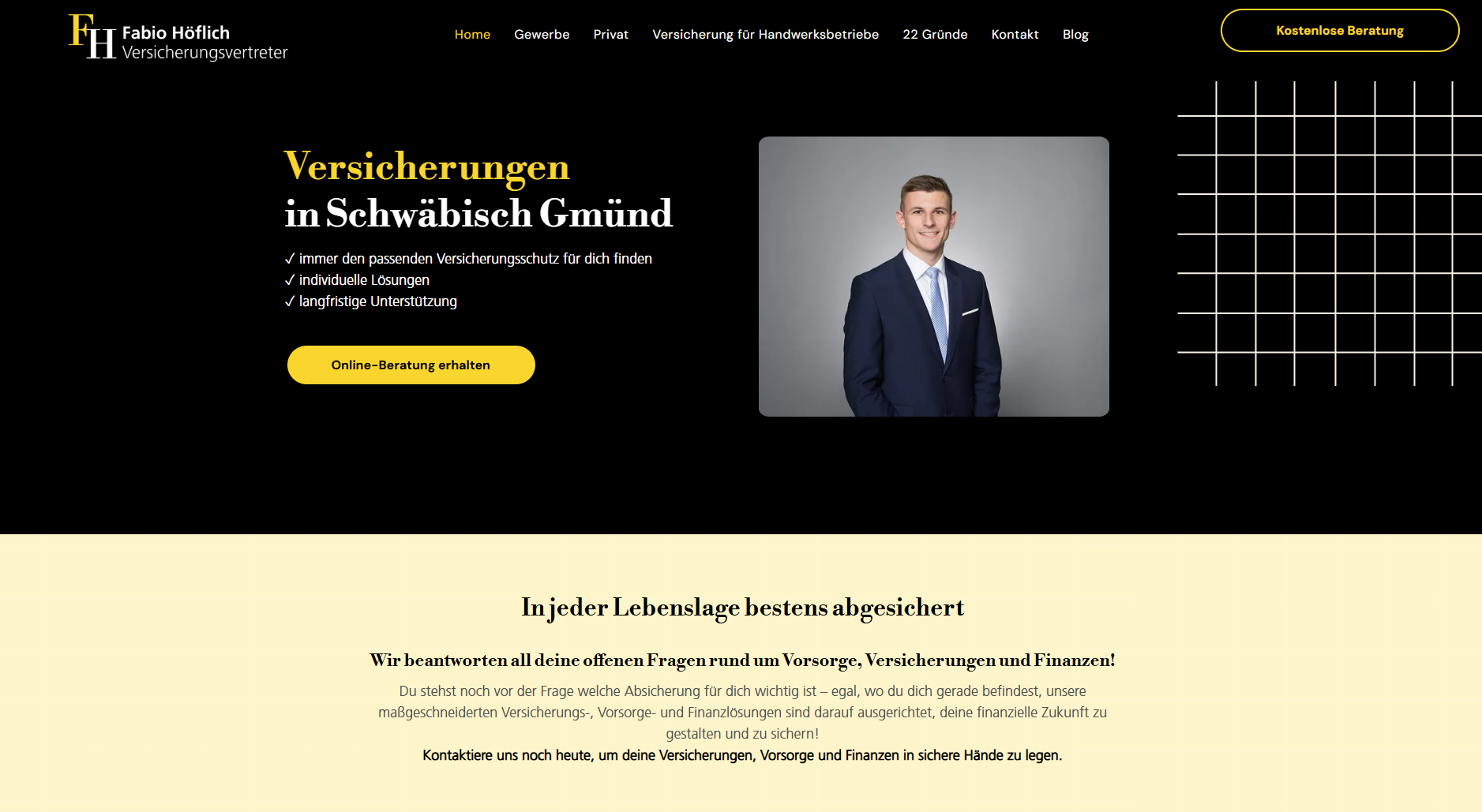 Lächelnder Mann im Anzug auf einer Webseite mit Text zum Thema Versicherungen. Farbschema in Schwarz und Gold.