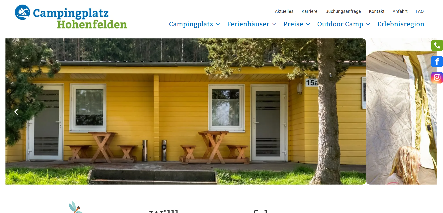 Gelbe Hütten auf dem Campingplatz Hohenfelden mit kleinen Tischen und Stühlen davor.