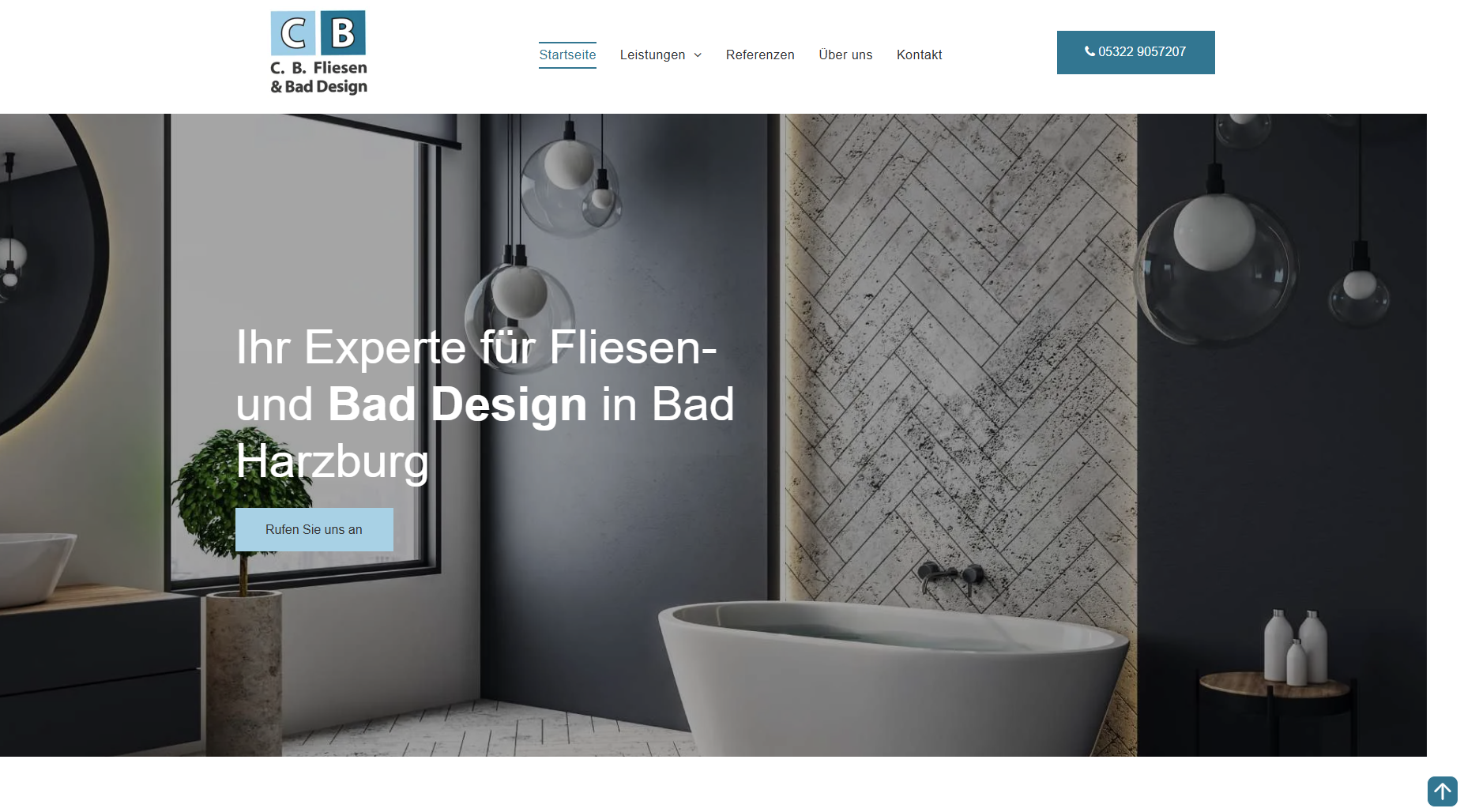 Badezimmergestaltung mit weißer Badewanne und moderner Beleuchtung. Text: „Experte für Fliesen und Badgestaltung in Bad Harzburg“.