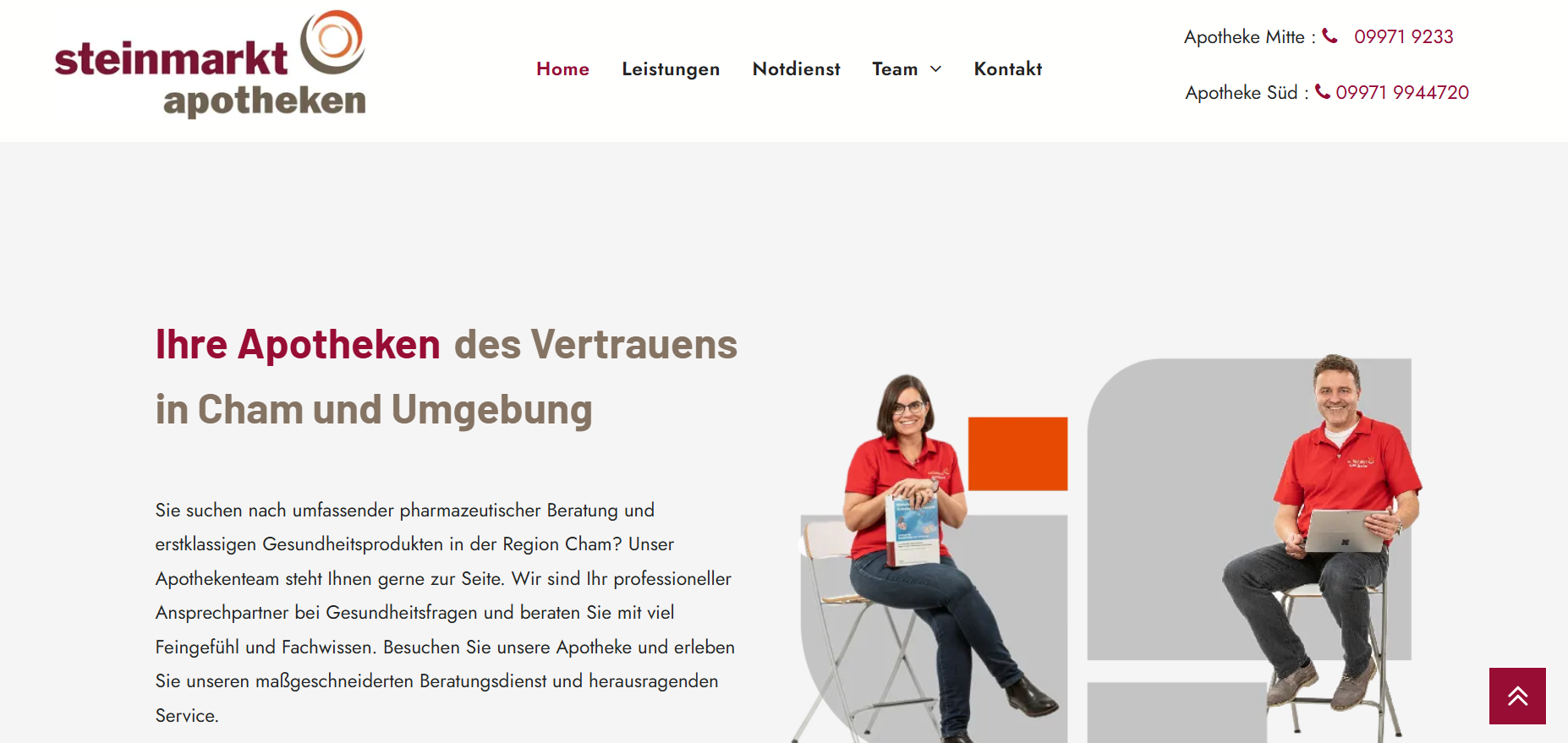 Startseite der Website der Steinmarkt Apotheken in Cham. Mitarbeiter sitzen.