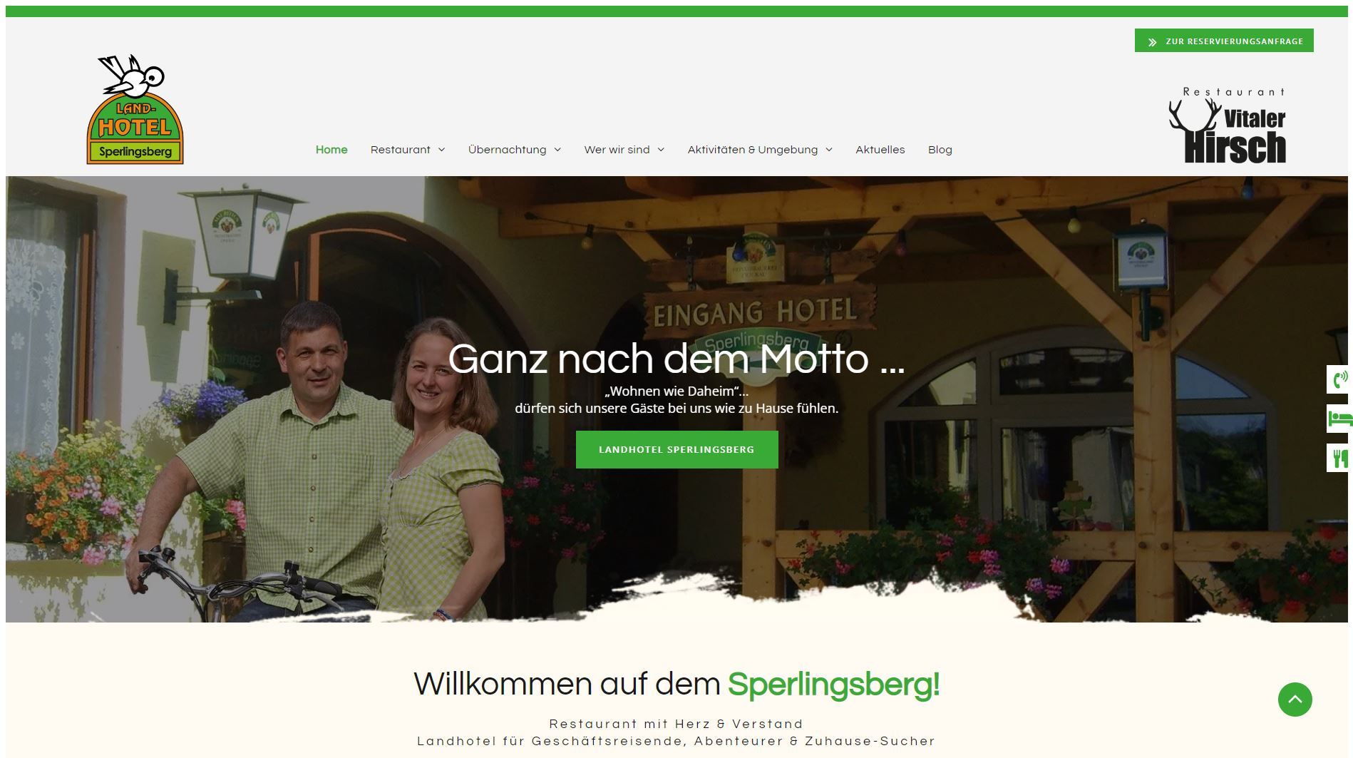 Paar vor einem Gebäude, möglicherweise einem Hotel oder Restaurant, mit Grün, deutscher Text.