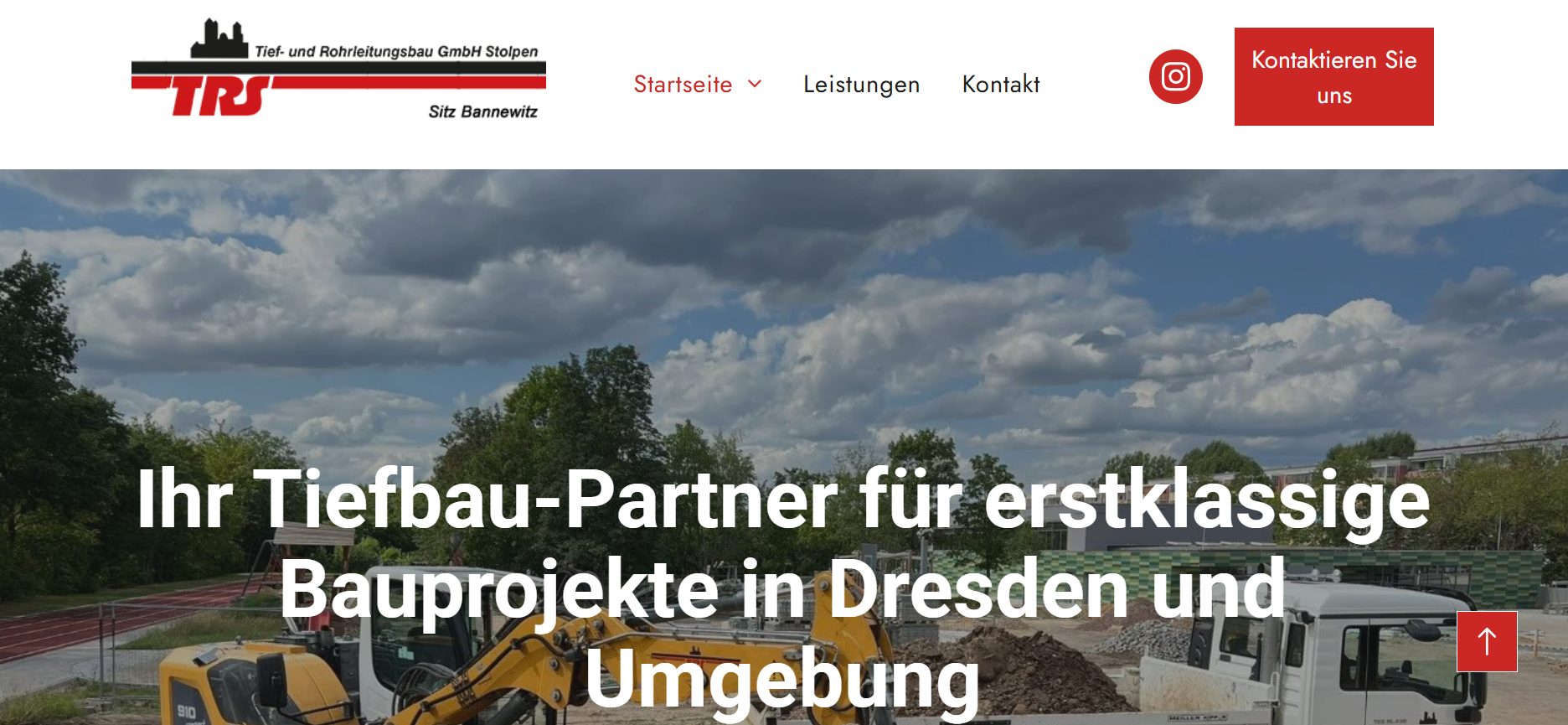 Website-Hero-Banner für ein Dresdner Bauunternehmen, mit bewölktem Himmel und darunter stehenden schweren Baumaschinen.