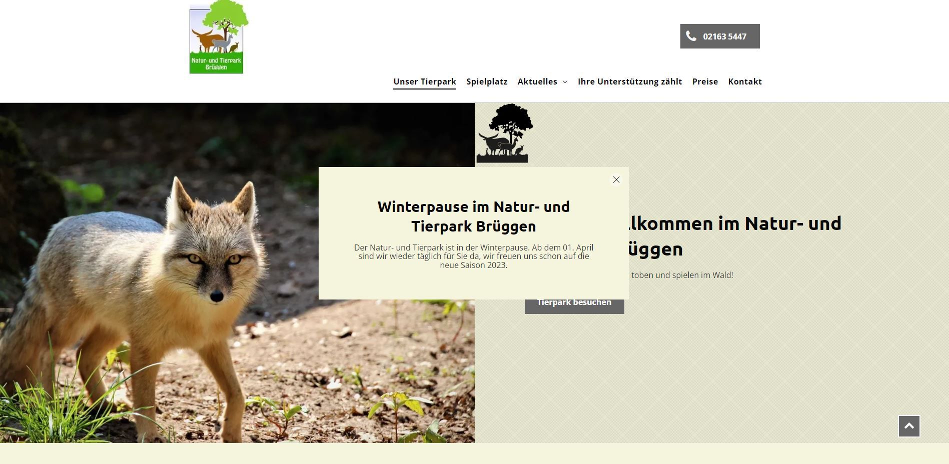 Ein Fuchs läuft vor einer Website mit einem Popup-Text.