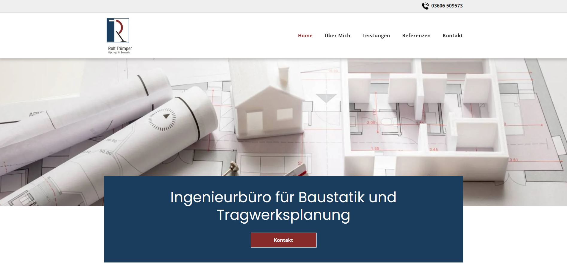 Kopfzeile der Website: Ingenieurbüro mit Bauplänen, Hausmodell und einem dunkelblauen Banner, das für Dienstleistungen wirbt.