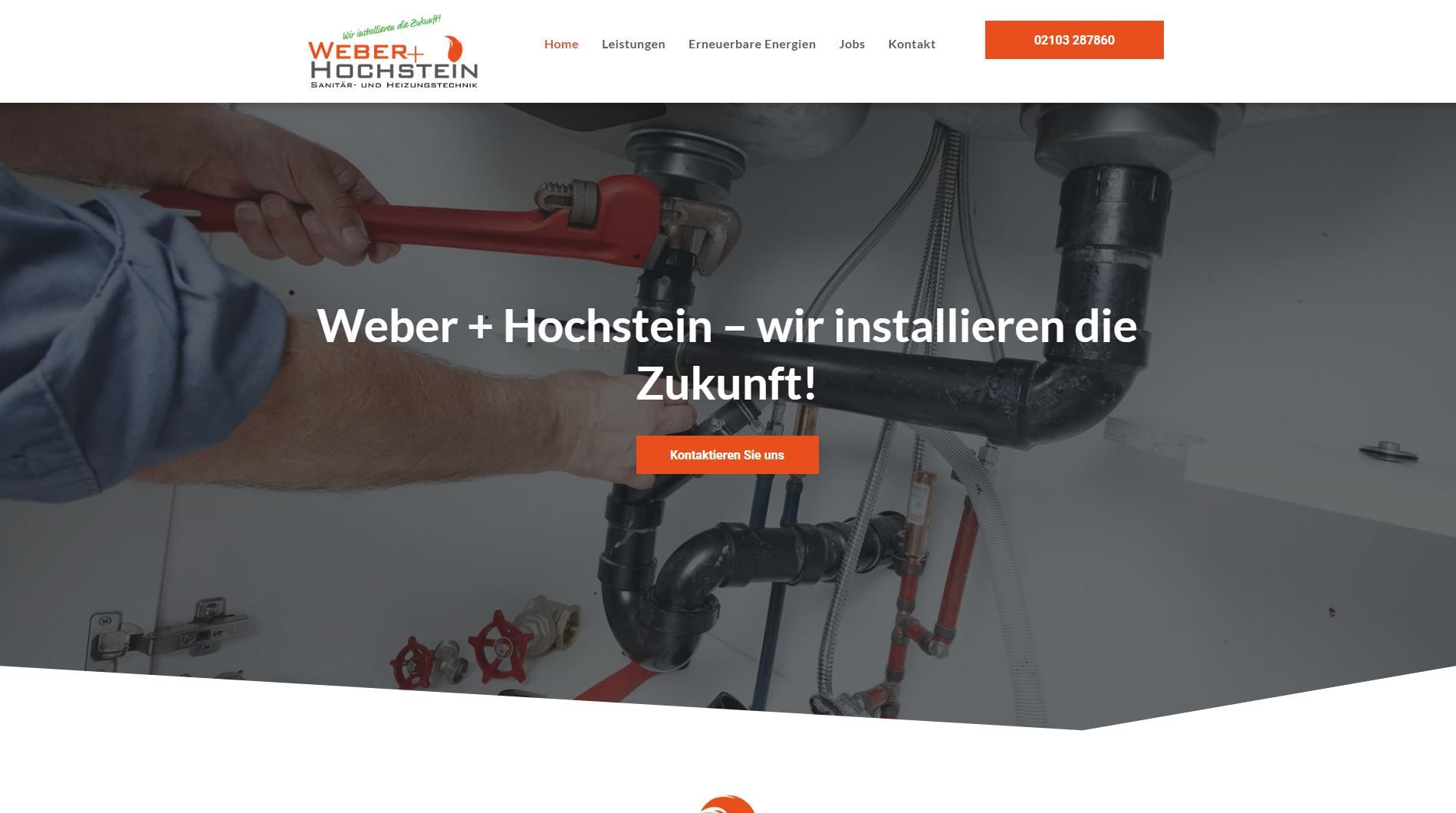 Ein Klempner arbeitet an Rohren unter einem Waschbecken. Text: Weber + Hochstein – Zukunft installieren! Orangefarbener Knopf.