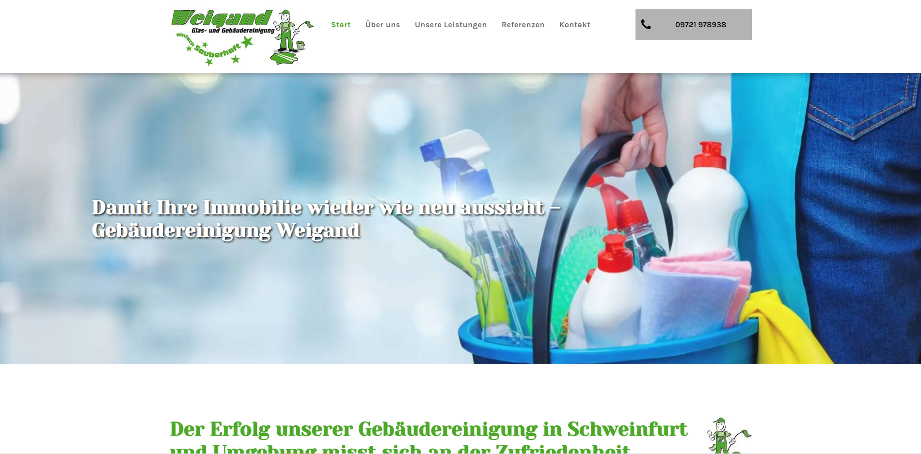 Person hält Reinigungsmittel in einem Eimer, mit Text zur Gebäudereinigung.