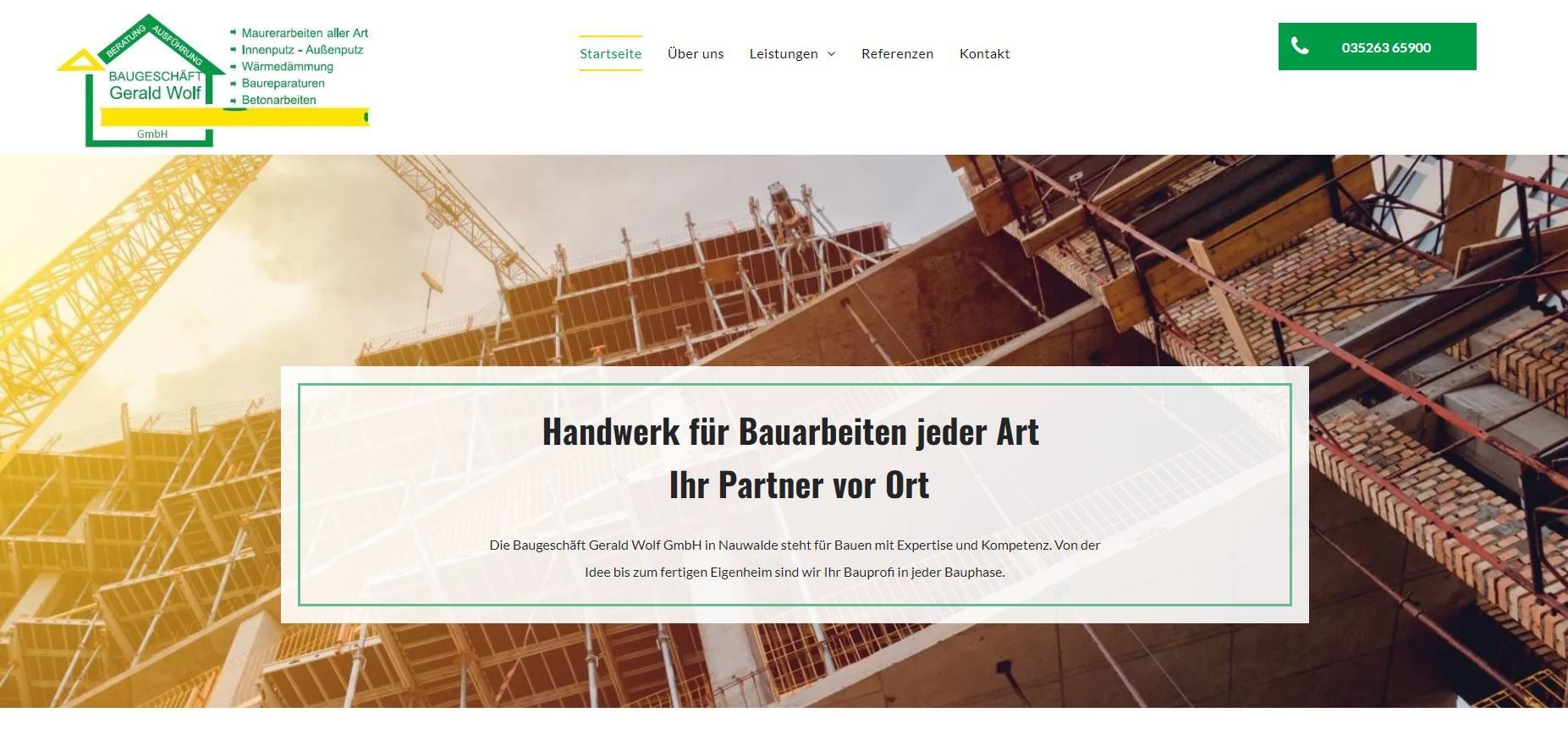 Website zur Bewerbung von Baudienstleistungen mit Textüberlagerung auf einem Baustellenfoto.