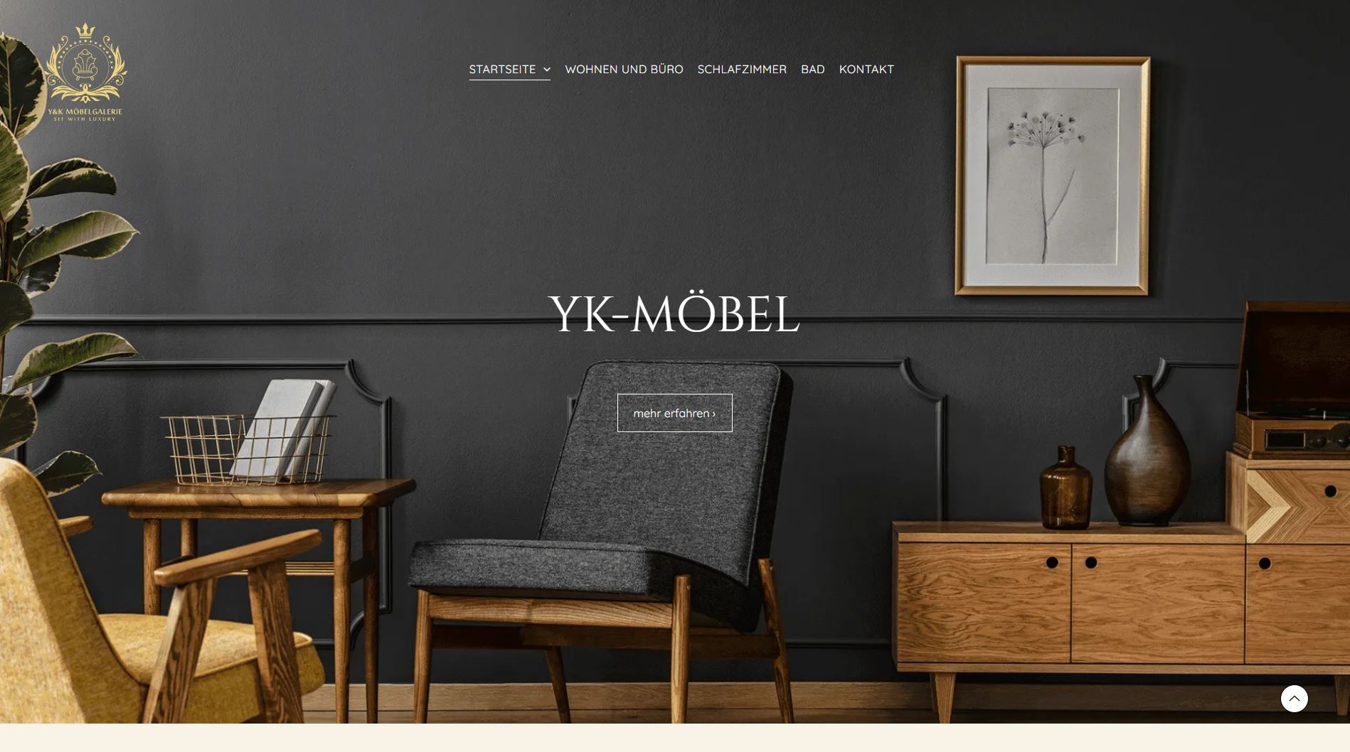 Ein Wohnzimmer mit modernen Möbeln aus der Mitte des Jahrhunderts: anthrazitfarbene Wand, Holzkonsole, Kunst in Goldrahmen und grauer Stuhl.