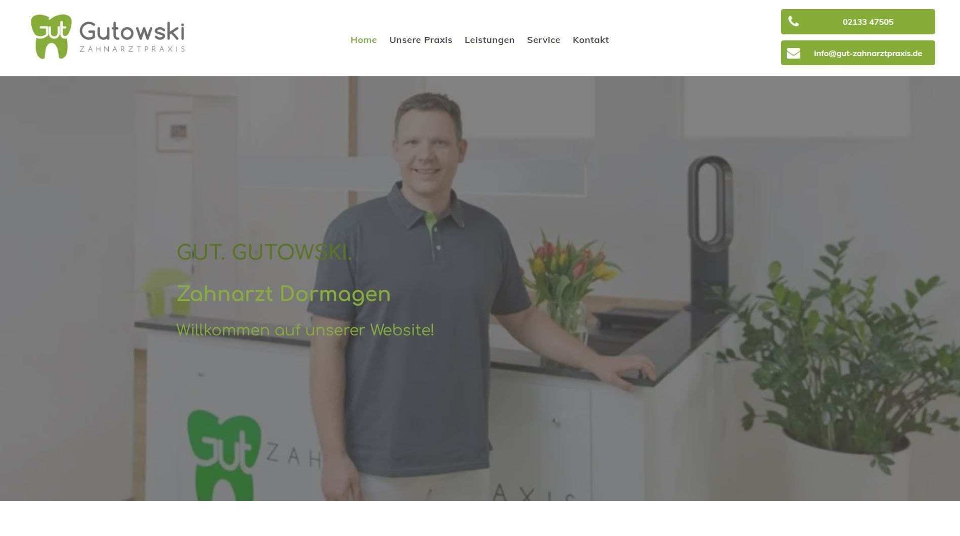 Lächelnder Mann im grauen Hemd in der Zahnarztpraxis Gutowski.
