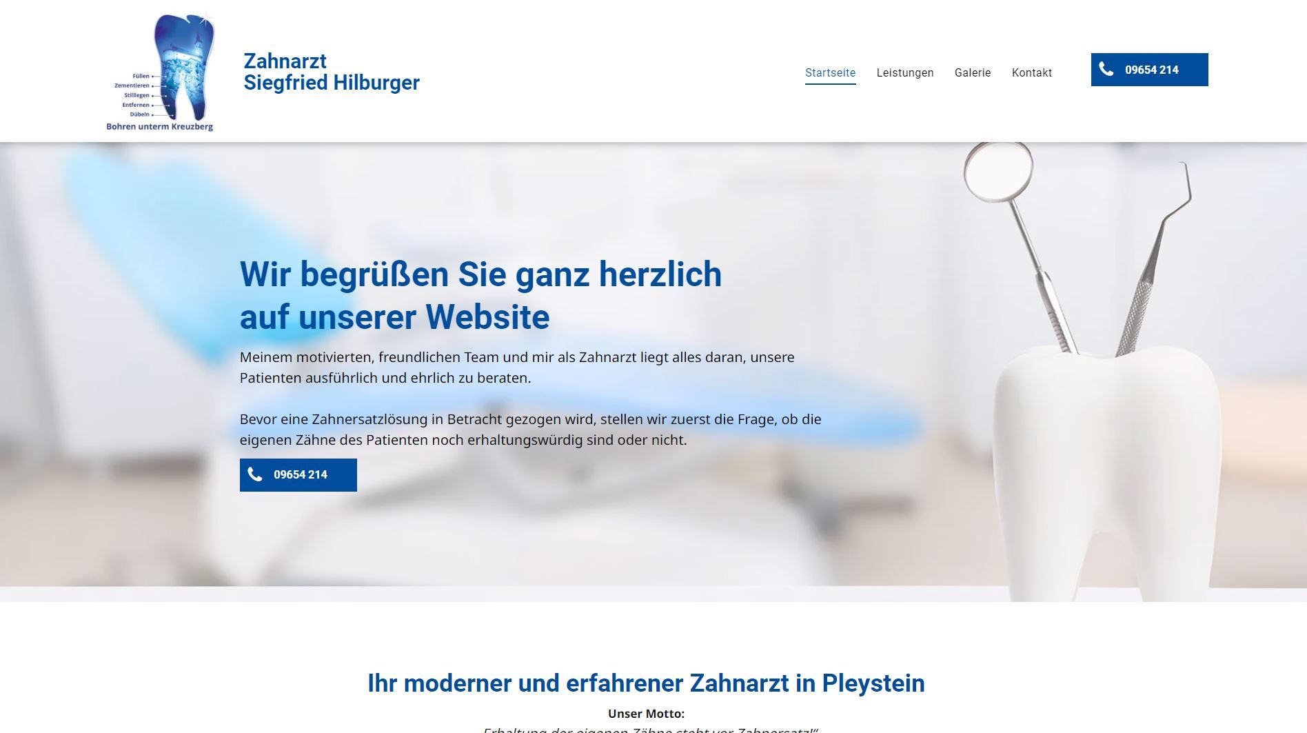 Homepage einer Zahnarztpraxis mit einer Zahnillustration, Zahnarztinstrumenten und einem blauen Zahnarztstuhl.