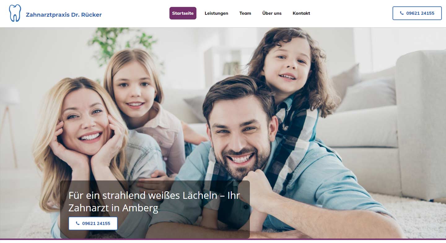 Lächelnde Familie, die auf einem Teppich in einem Wohnzimmer liegt; Homepage der Website einer Zahnklinik.