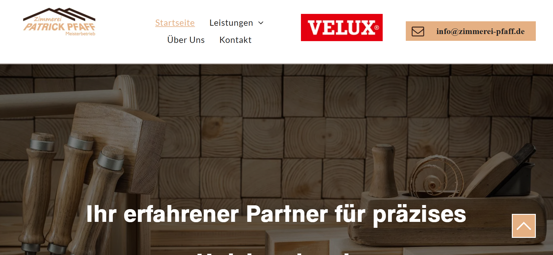 Website-Header mit Logo, VELUX-Badge und Hero-Foto von Küchenutensilien mit deutschem Text-Overlay