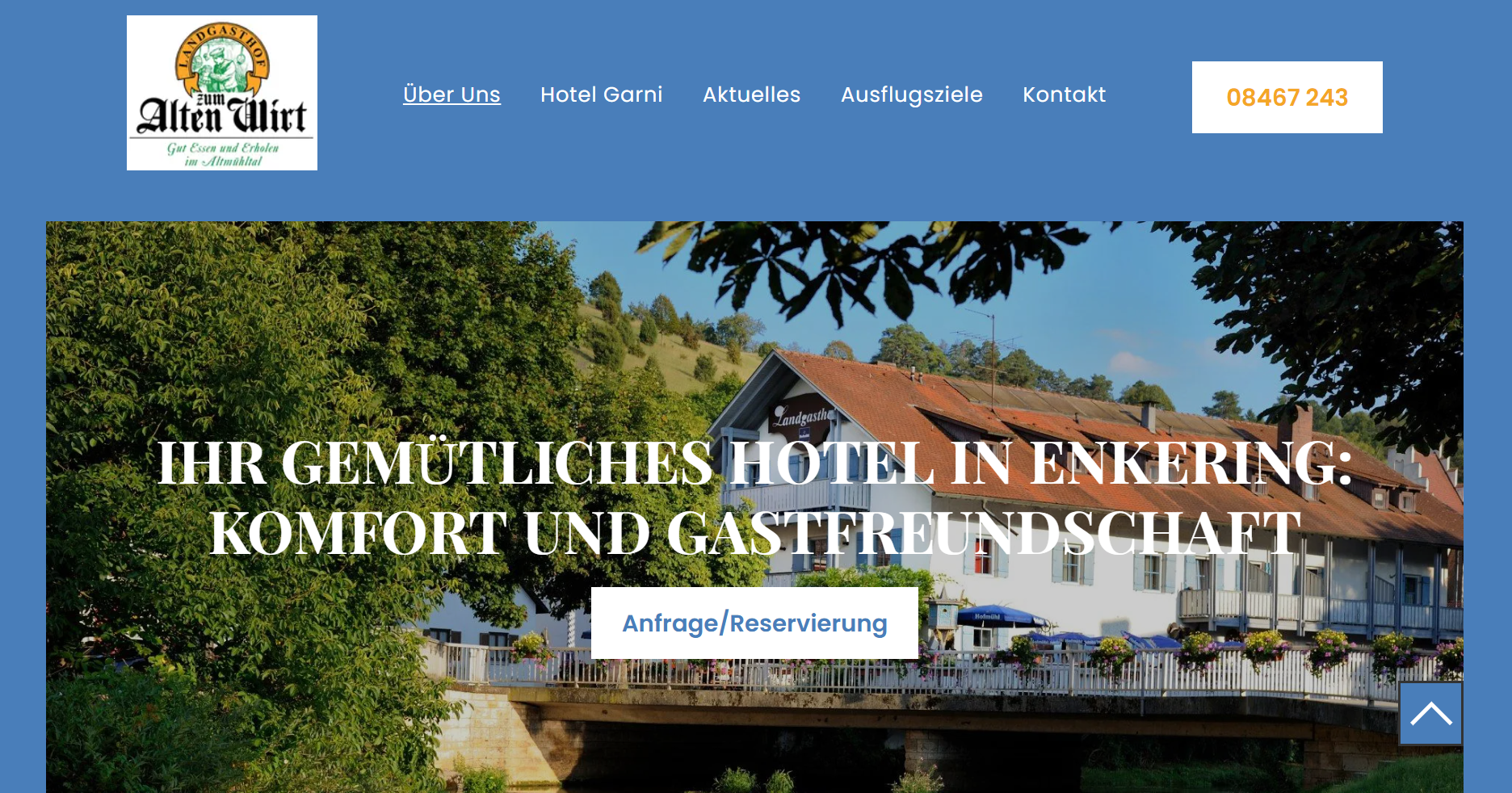 Startseite der Hotelwebsite mit malerischem Flussblick, deutscher Überschrift, Navigationsleiste und Buchungsbutton
