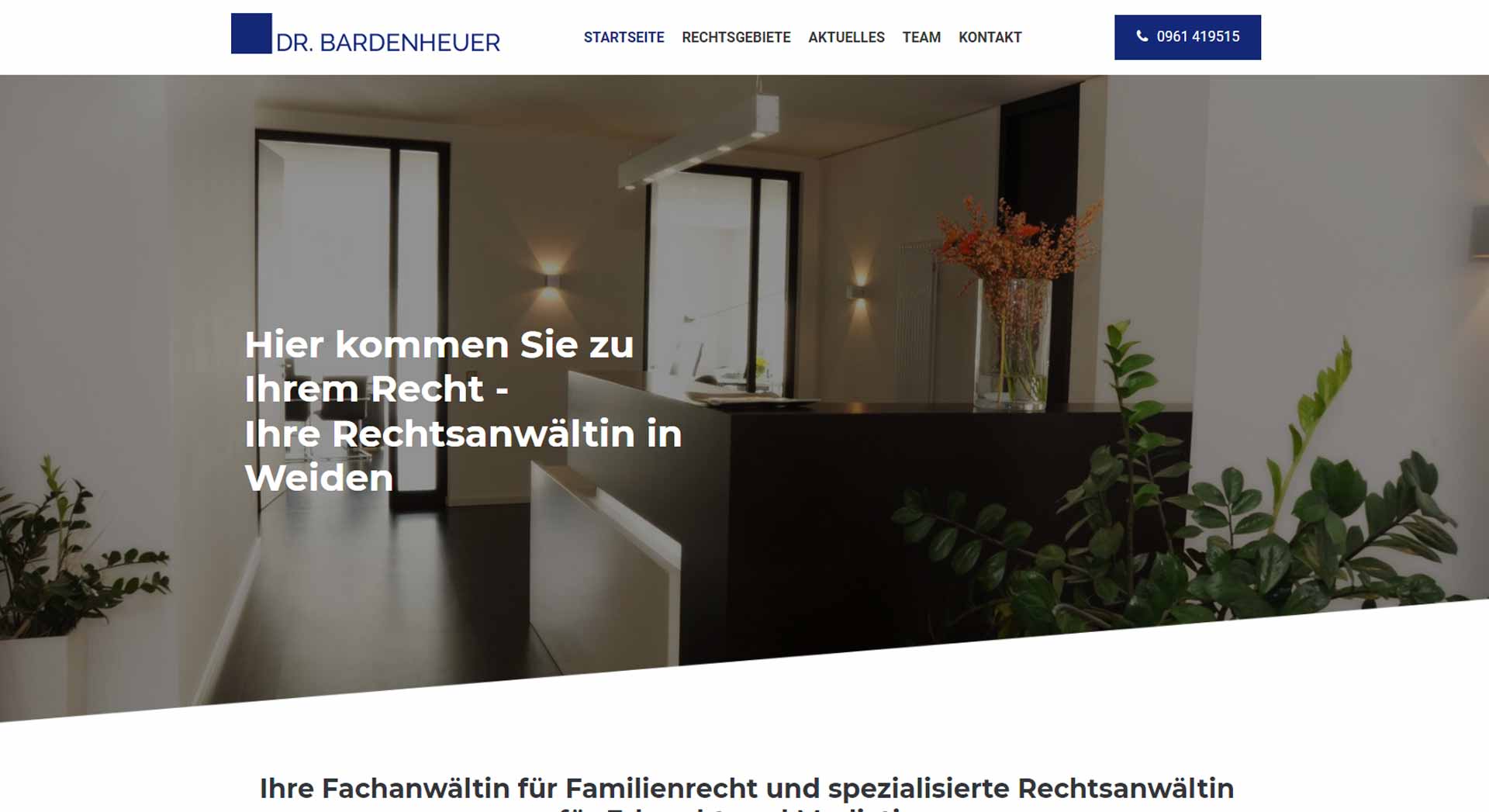 Kanzlei-Website mit Innenbild und Text „Hier sind Sie richtig – Ihr Anwalt in Weiden.“