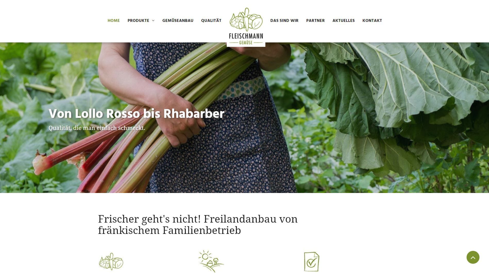 Frau hält Rhabarberstangen in der Hand, Gartenkulisse. Text: „Von Lolo Rosso bis Rhabarber.“