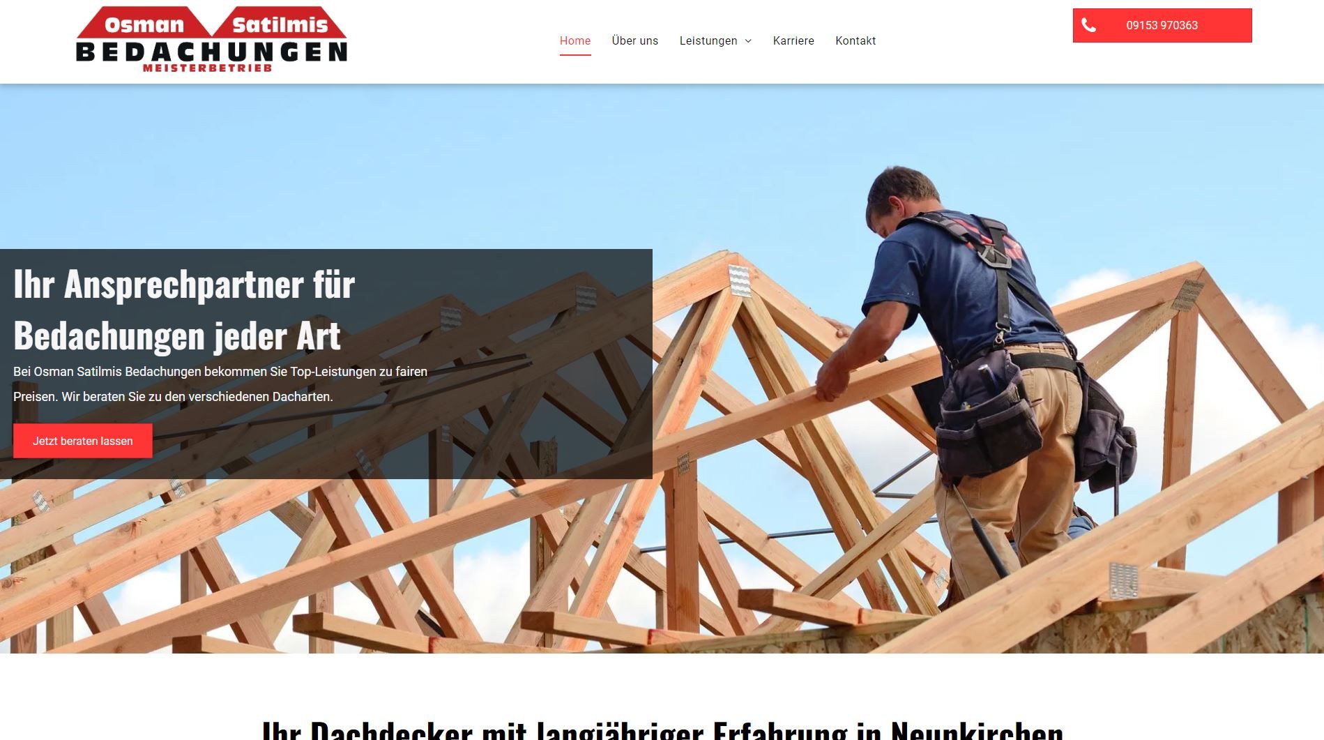 Dachdecker bei der Arbeit an einem Holzdachstuhl. Texteinblendung: „Ihr Partner für alle Arten von Dächern.“