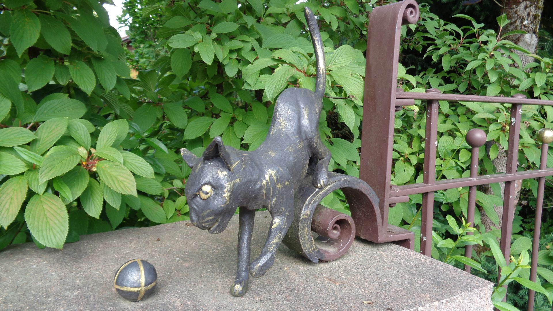 Metallfigur einer Katze in Bewegung