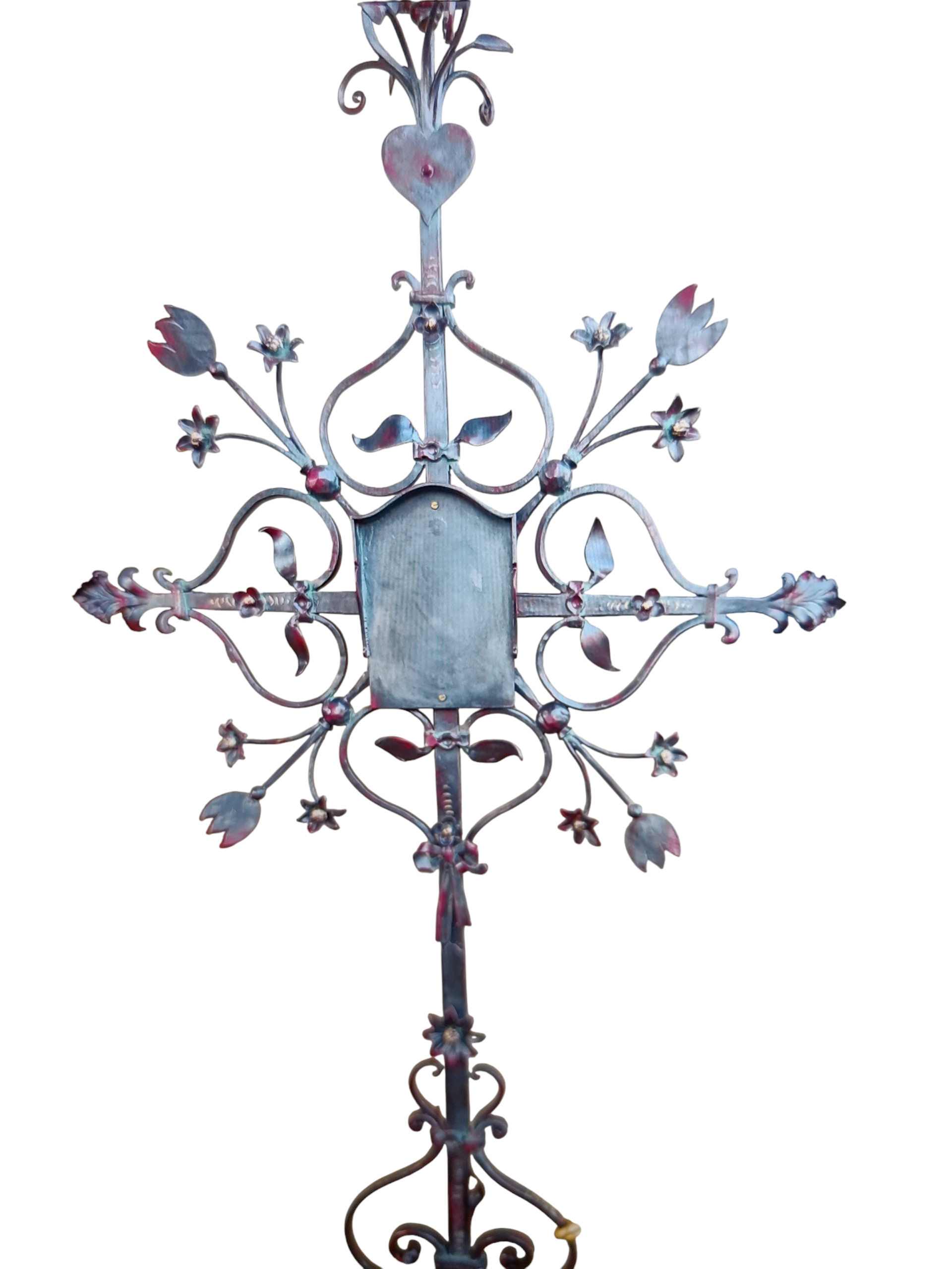 Schmiedeeisernes Kreuz mit floralen Verzierungen