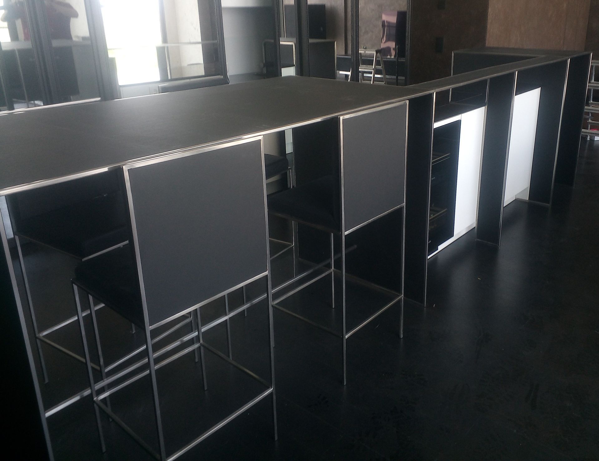 Moderne Metallbar mit hohen Stühlen im Innenraum