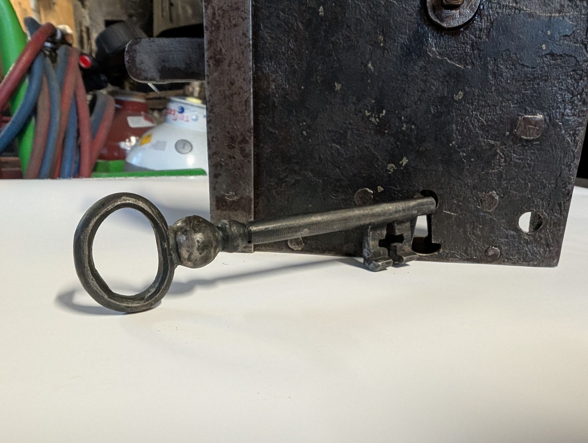 Schlüssel in einem Metall-Schlossmechanismus