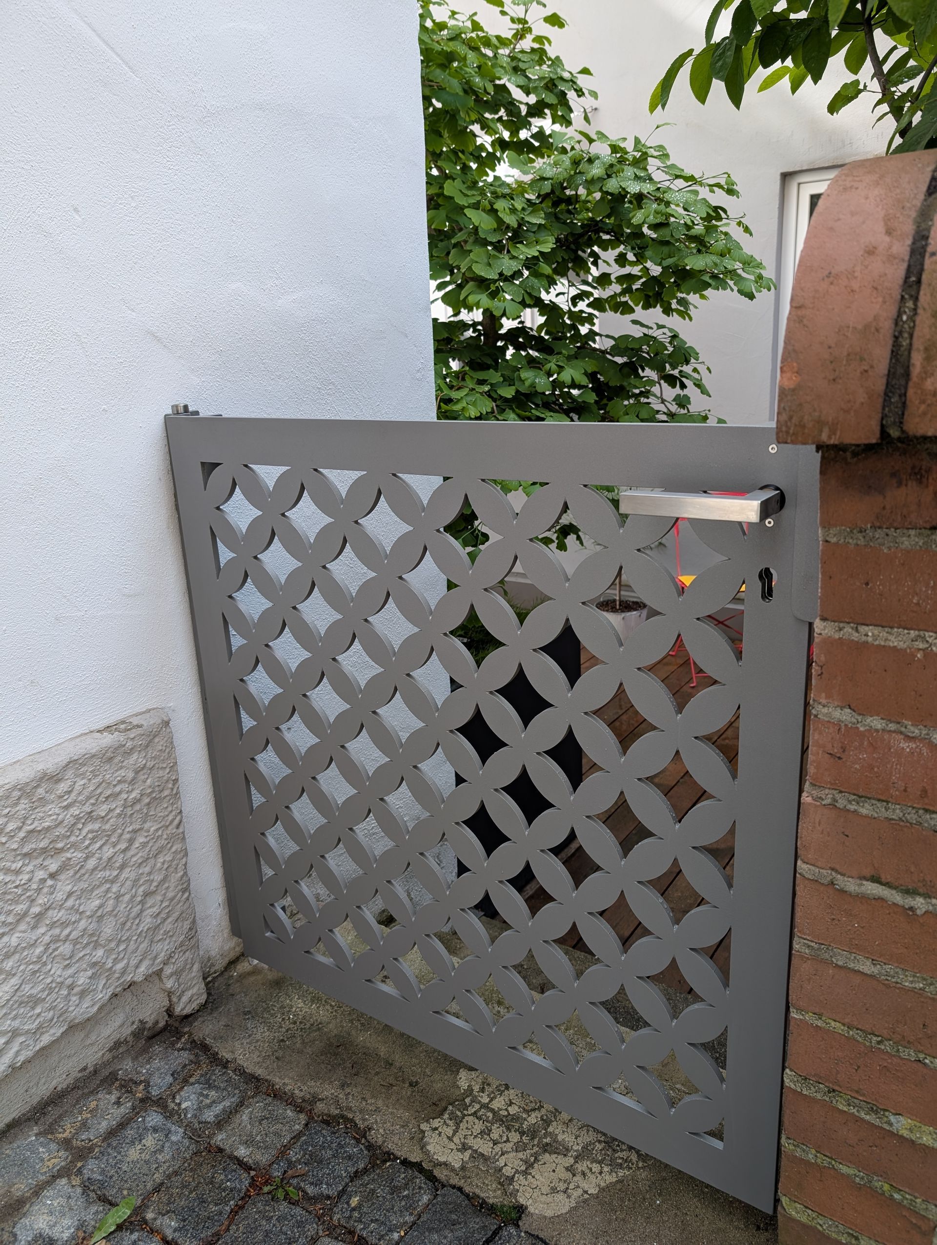 Modernes graues Metalltor mit geometrischem Muster
