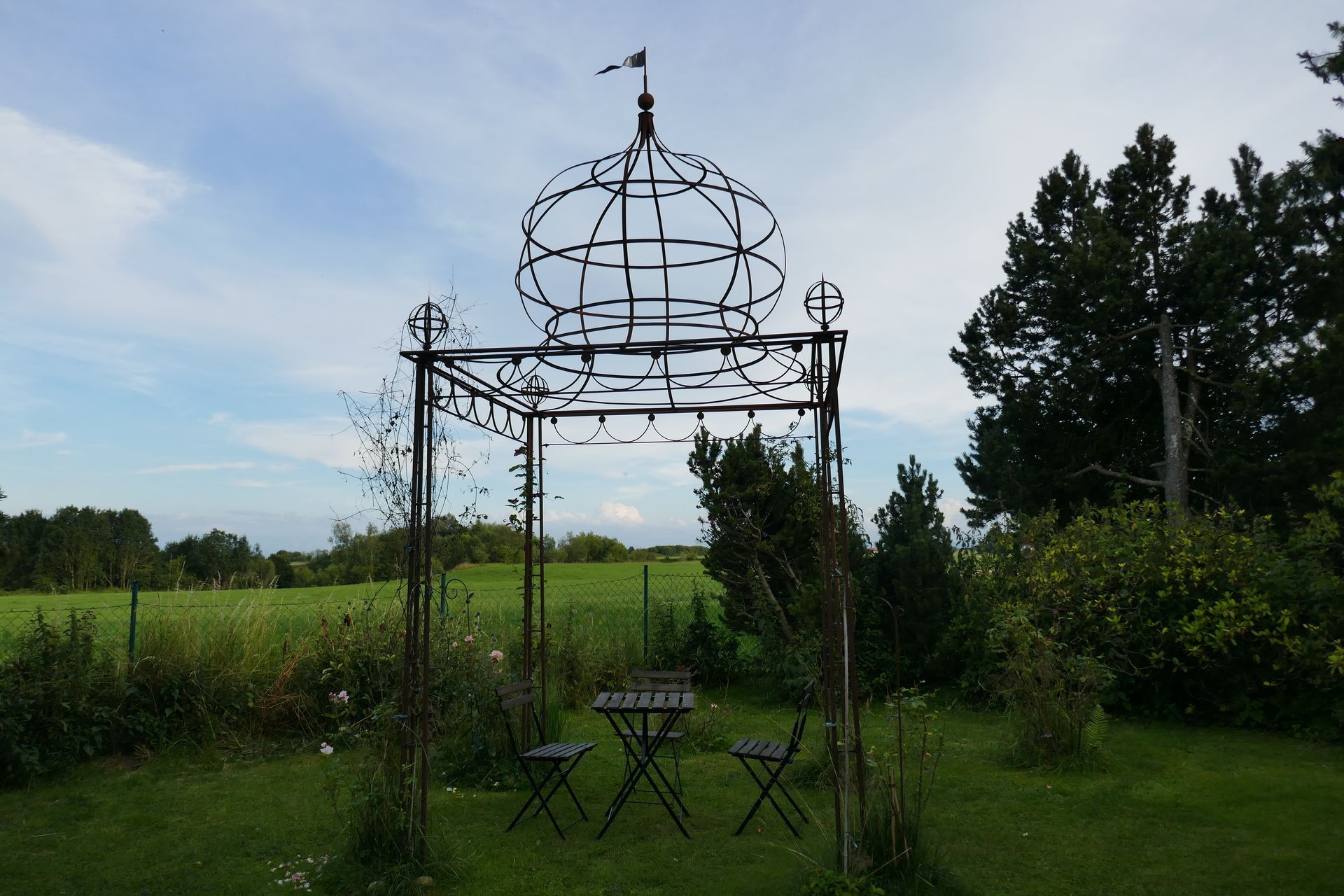 Gartenpavillon aus Metall mit kuppelförmigem Dach