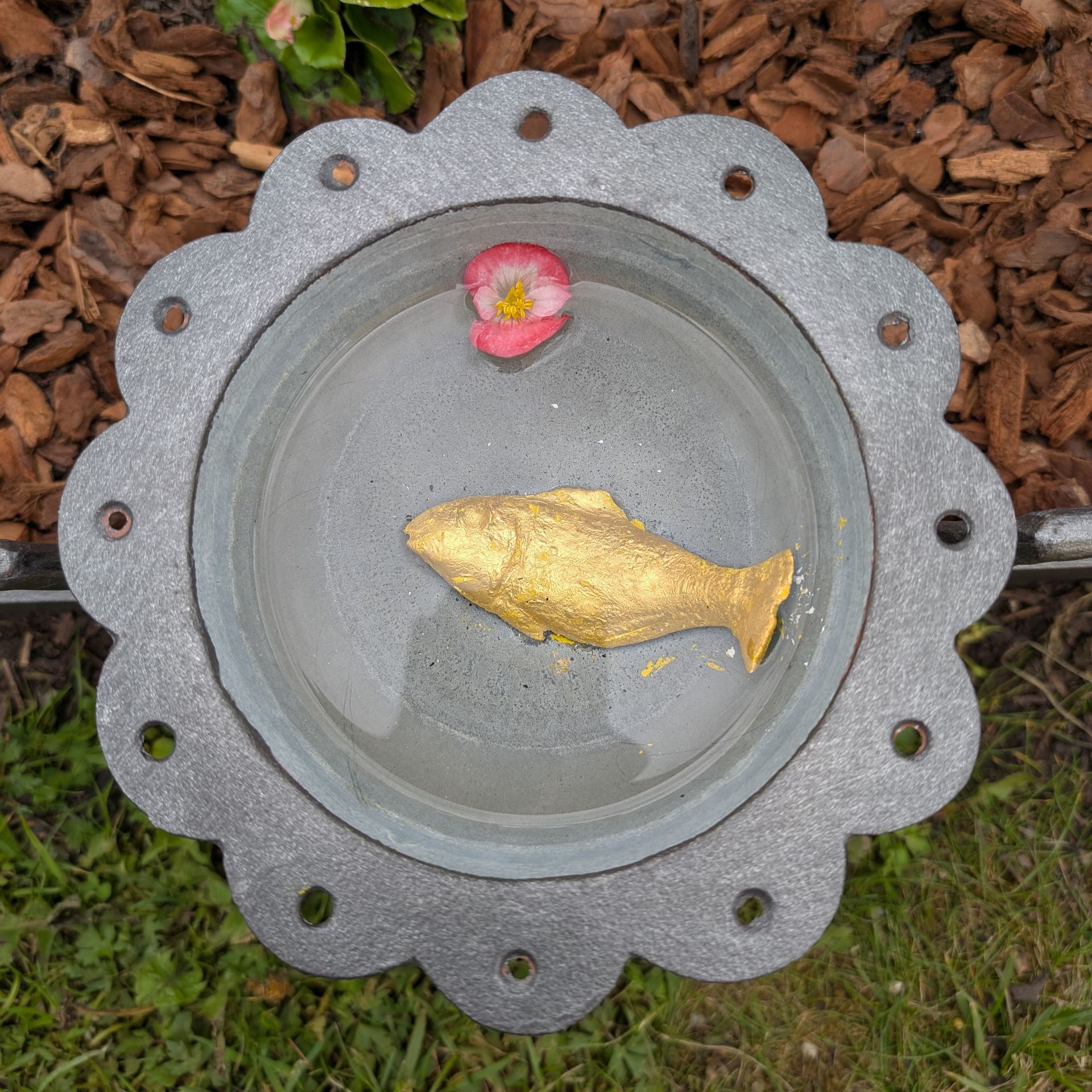 Weihwasserschale mit Fisch
