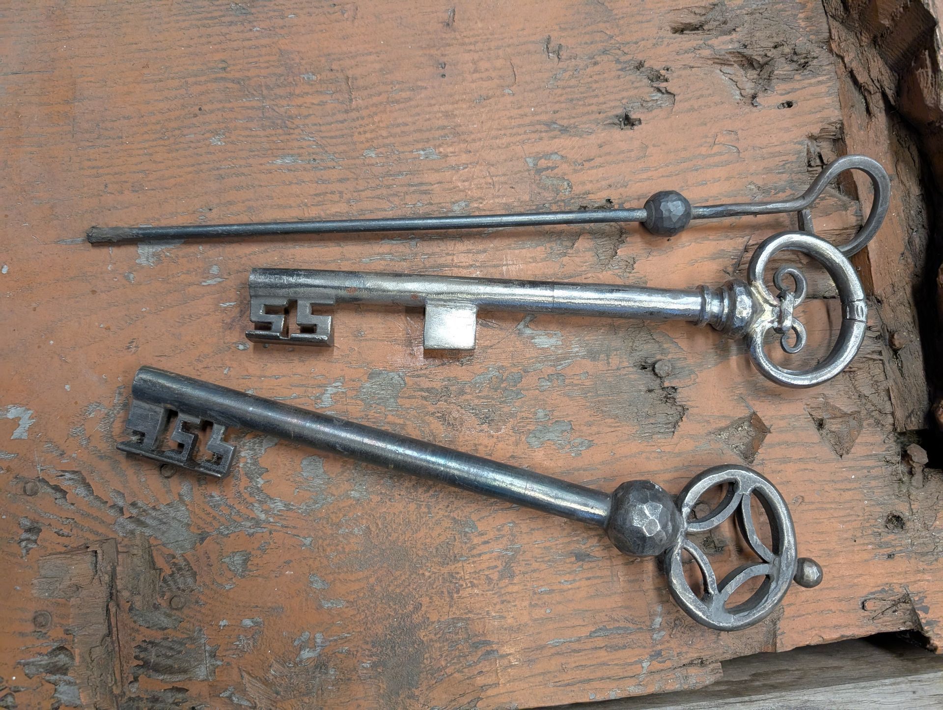 Metallschlüssel auf Holzuntergrund