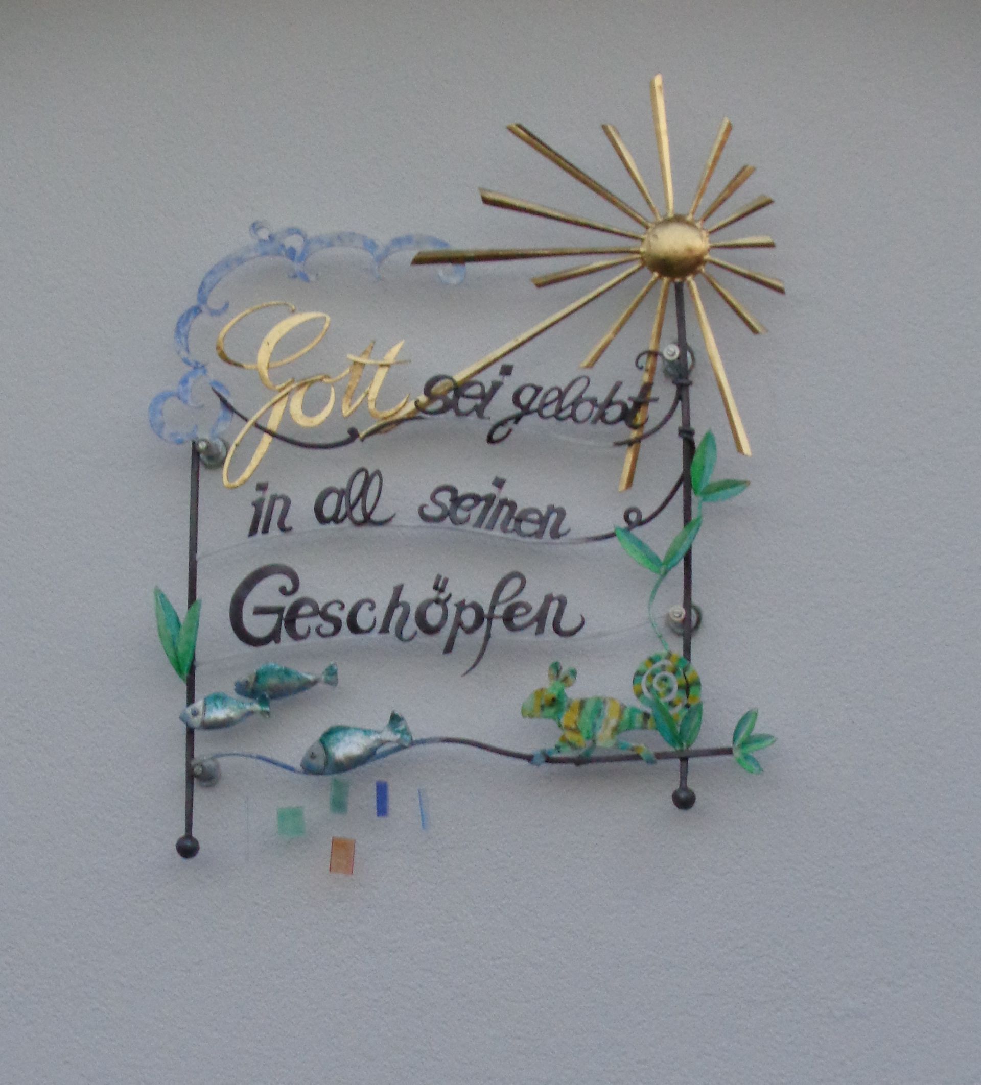 Metallwandbild mit Schriftzug und religiösem Motiv