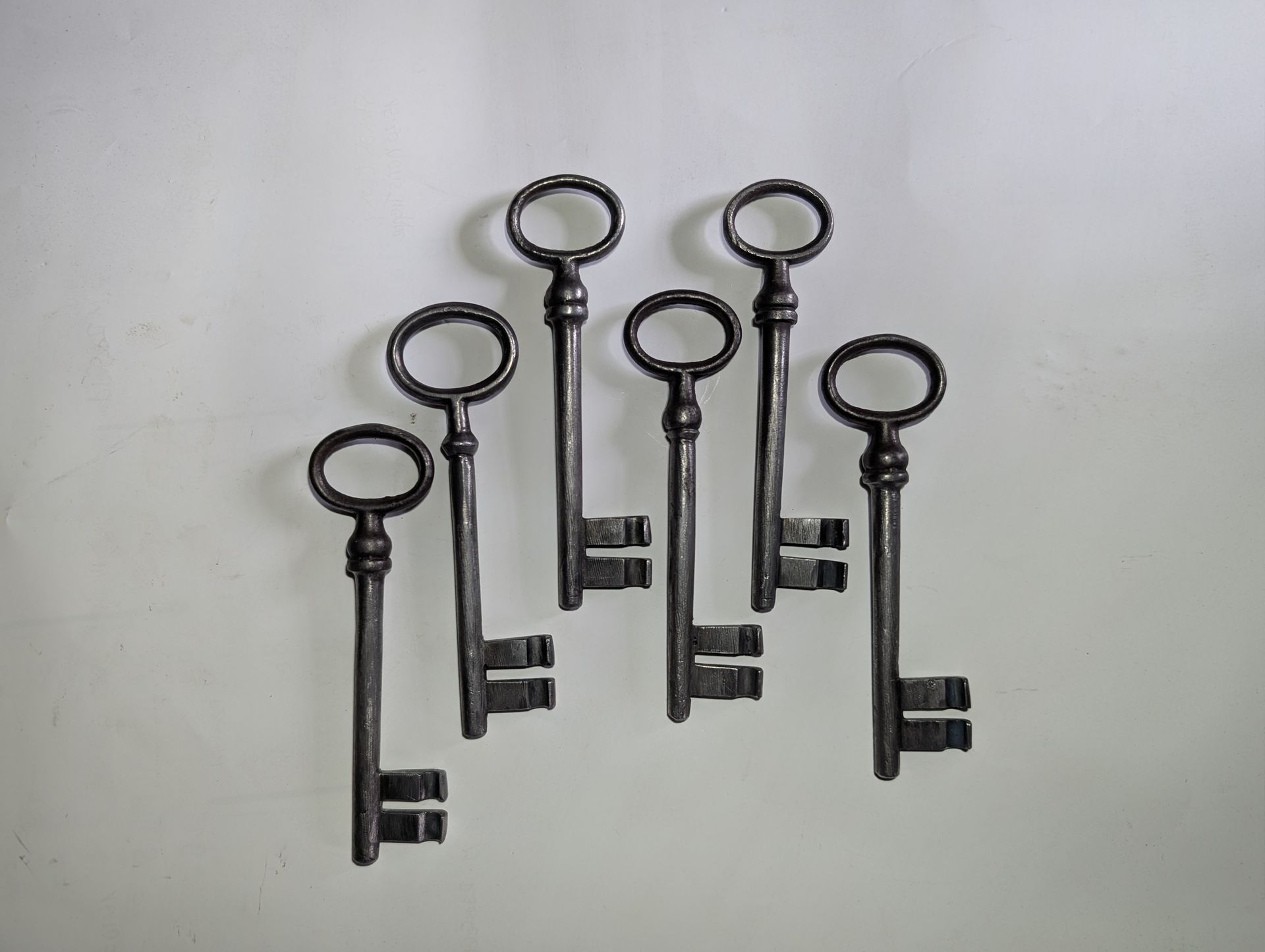 Sammlung geschmiedeter Schlüssel aus Metall