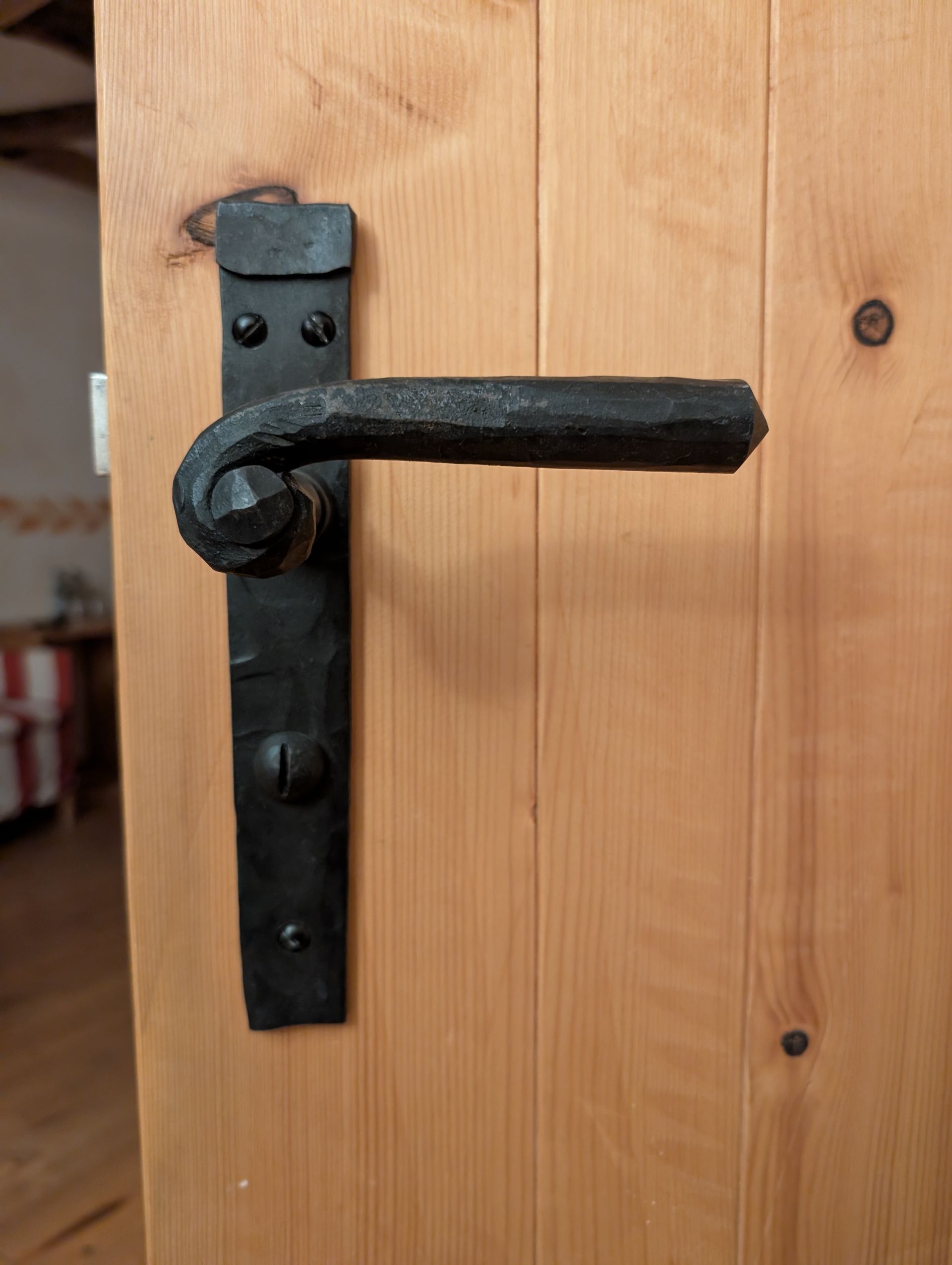 Schmiedeeiserner Türgriff an Holztür