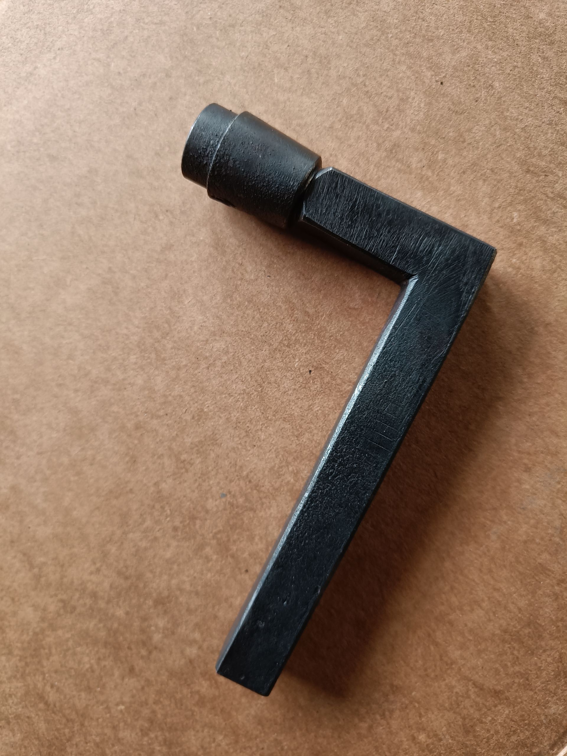 Metallkurbel mit rechtwinkligem Griff